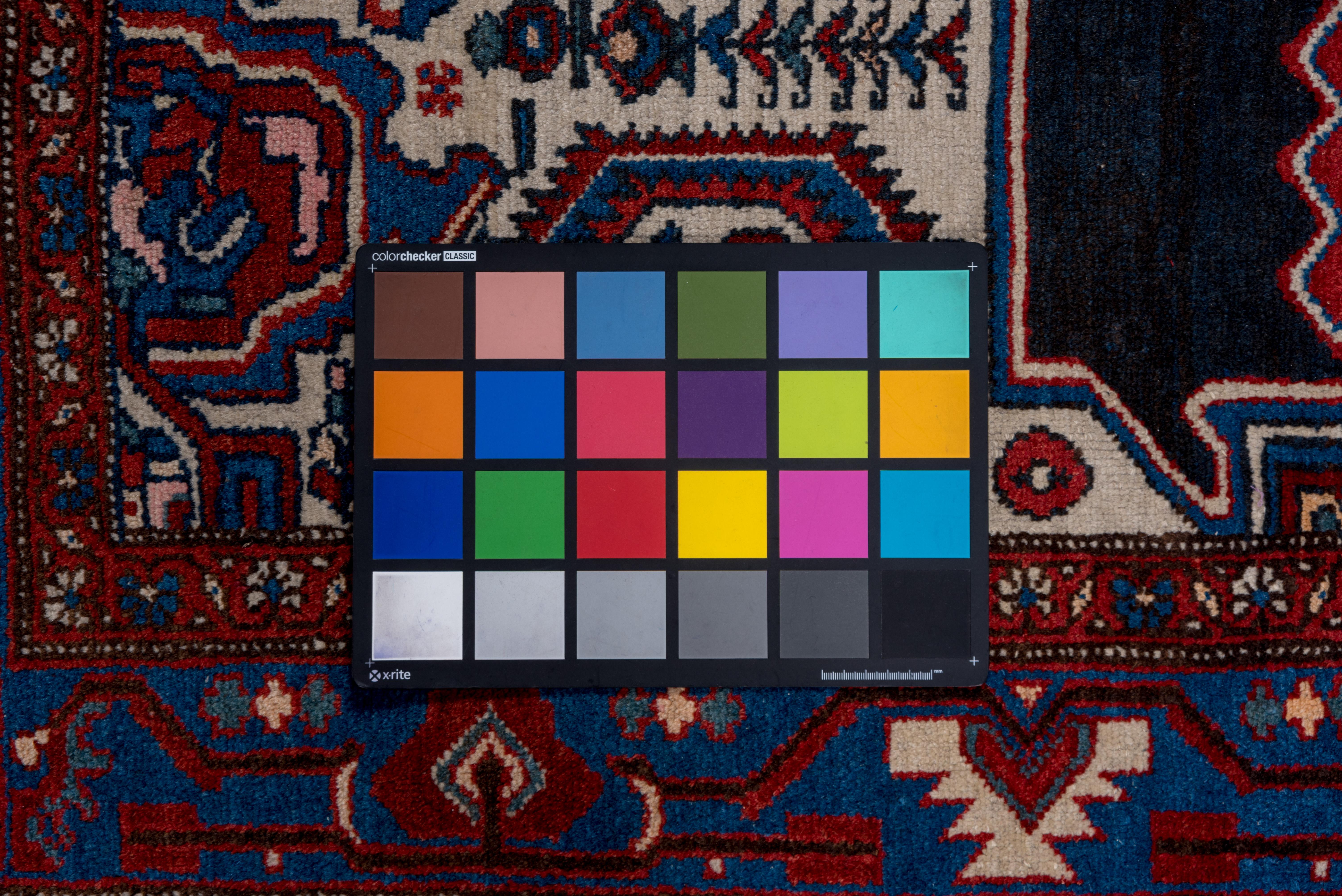 Antiker persischer Malayer-Teppich aus den 1920er Jahren mit elfenbeinfarbenem und marineblauem Feld, roten und königsblauen Bordüren (Wolle) im Angebot