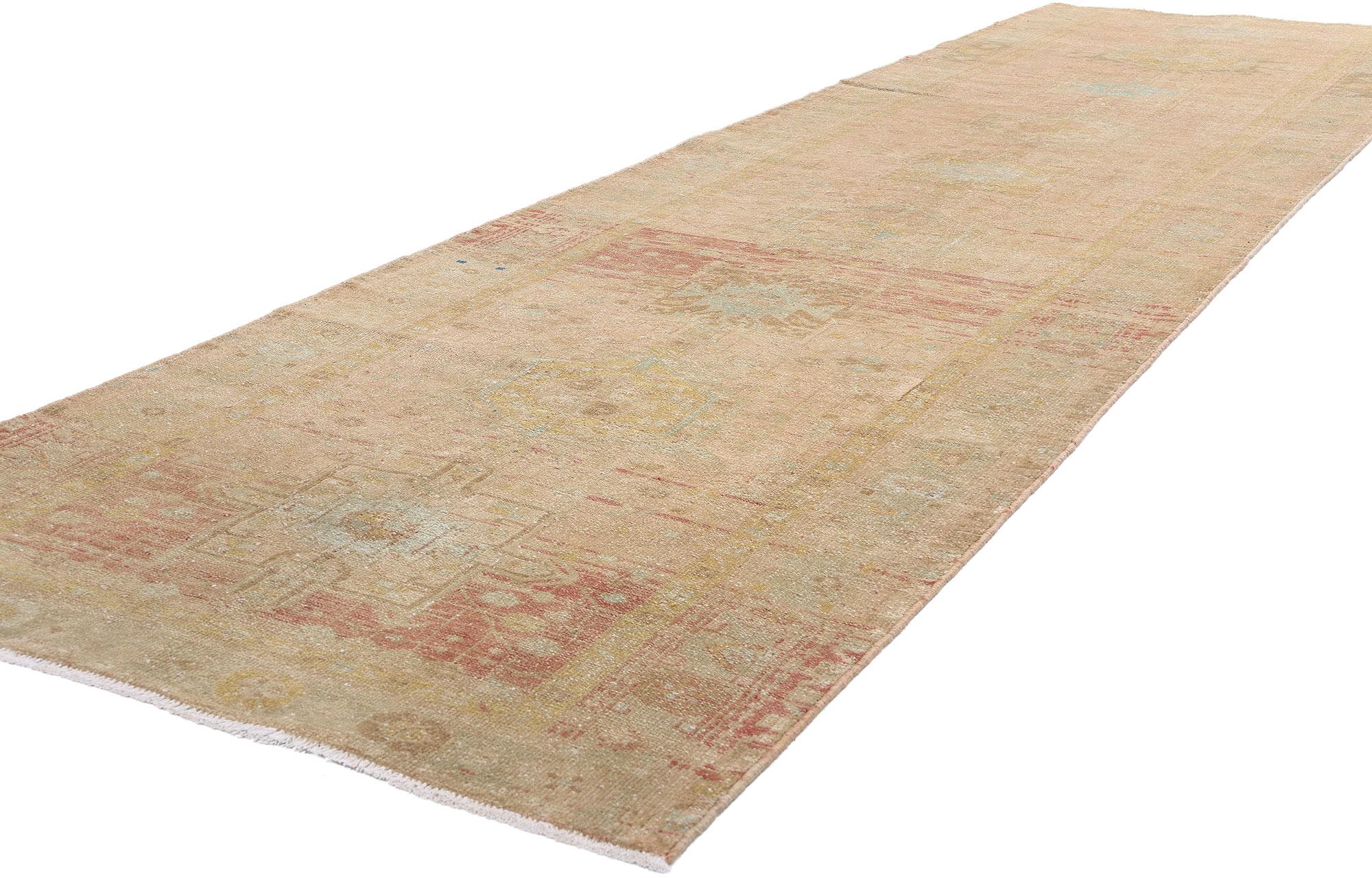 61349 Distressed Antique Earth-Tone Persian Northwest Rug Runner, 03'10 x 14'00. Ce chemin de table en laine nouée à la main et vieillie, inspiré par le design intemporel de Karaja Heriz, exsude une élégance éthérée qui relie sans effort l'histoire