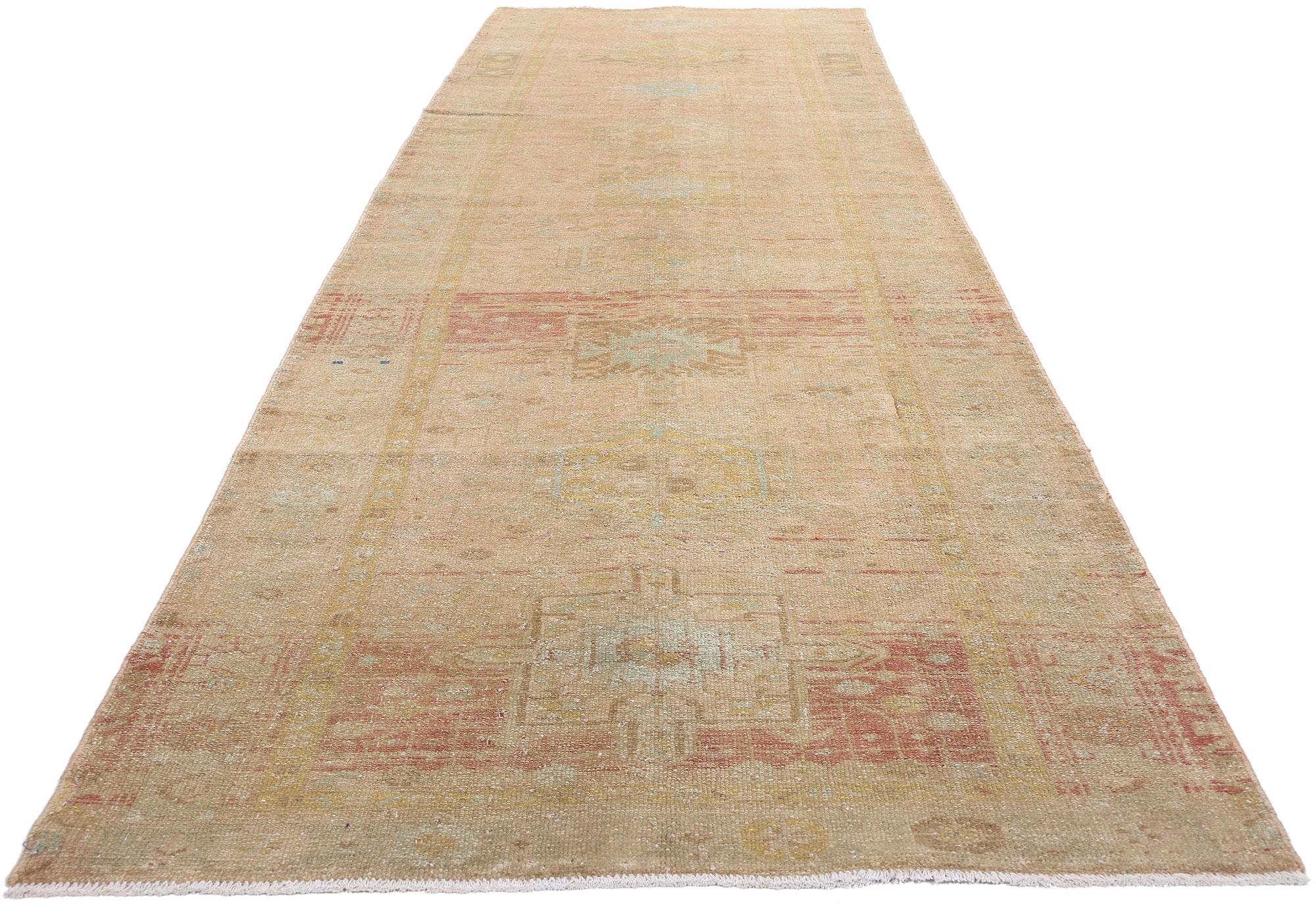Kazakh Tapis de couloir persan ancien du Nord-Ouest des années 1920 avec style tribal en vente