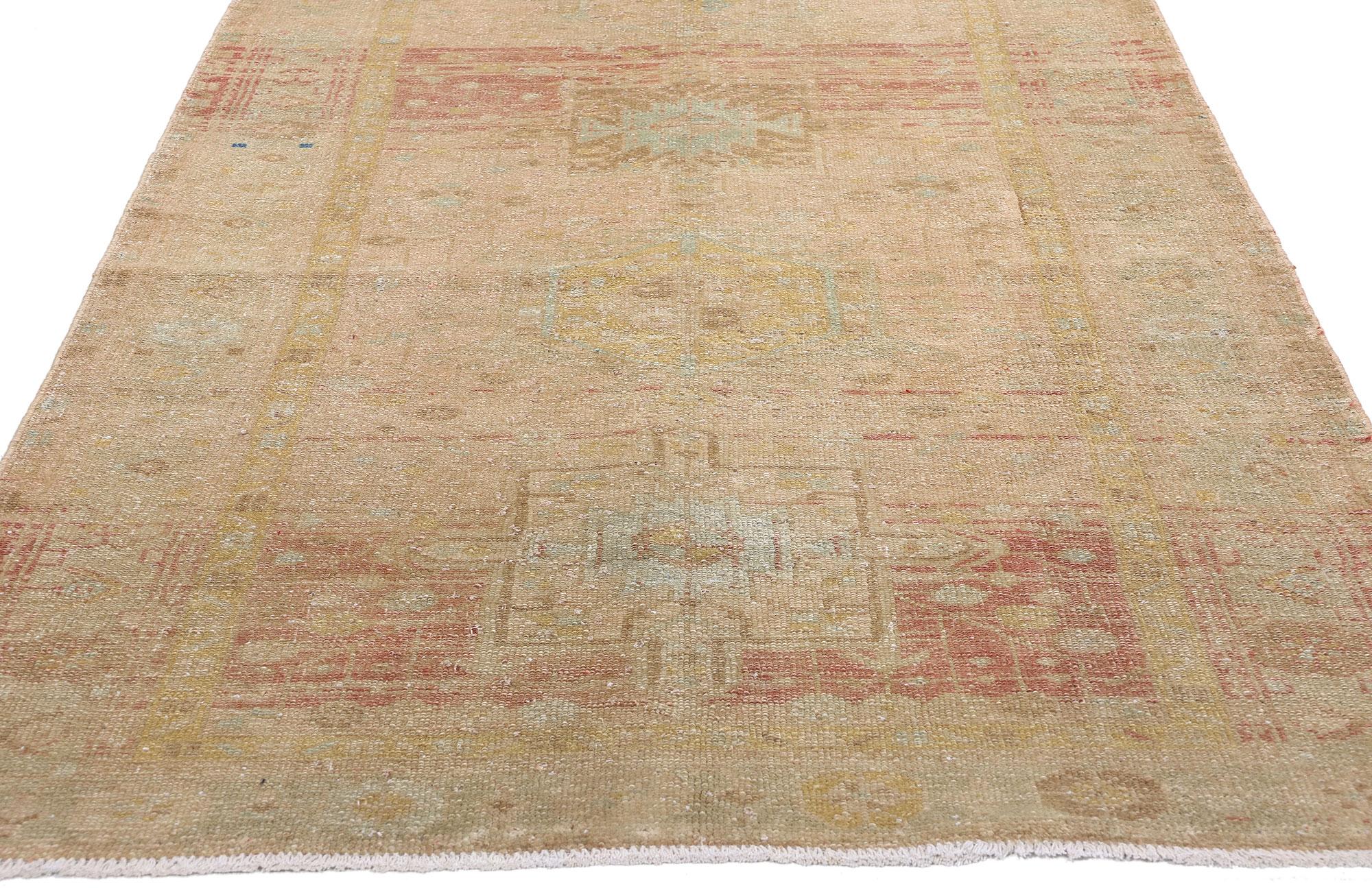 Perse Tapis de couloir persan ancien du Nord-Ouest des années 1920 avec style tribal en vente
