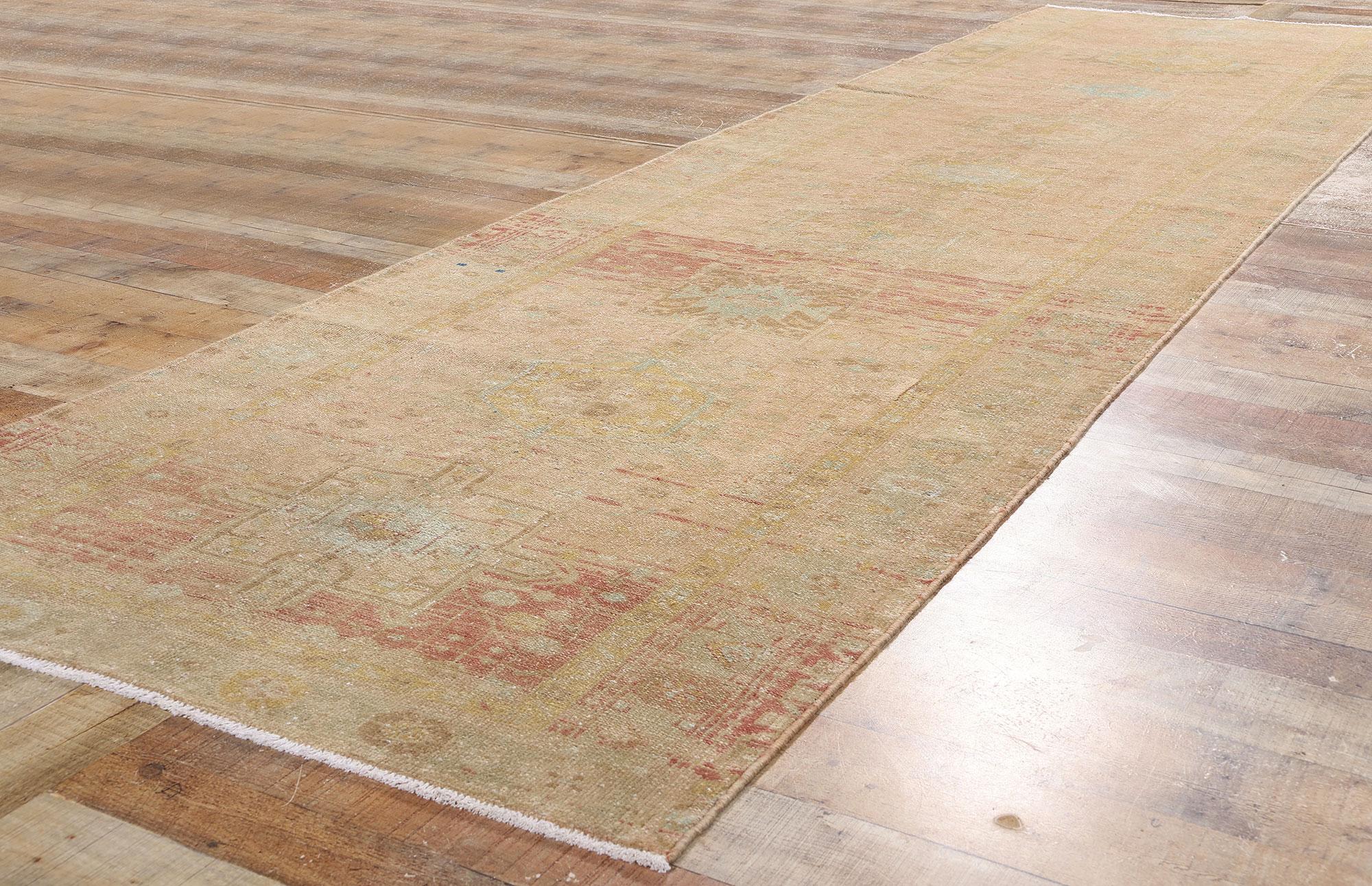 20ième siècle Tapis de couloir persan ancien du Nord-Ouest des années 1920 avec style tribal en vente