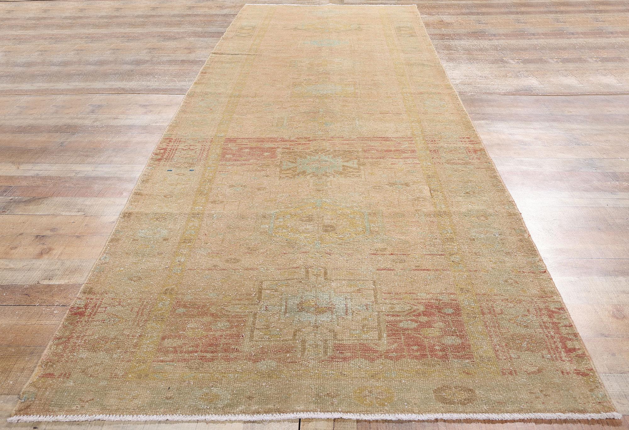 Laine Tapis de couloir persan ancien du Nord-Ouest des années 1920 avec style tribal en vente