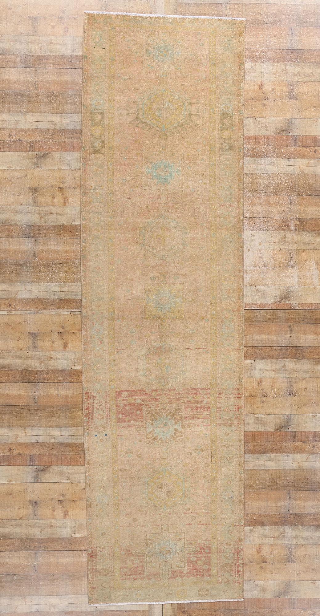 Tapis de couloir persan ancien du Nord-Ouest des années 1920 avec style tribal en vente 1