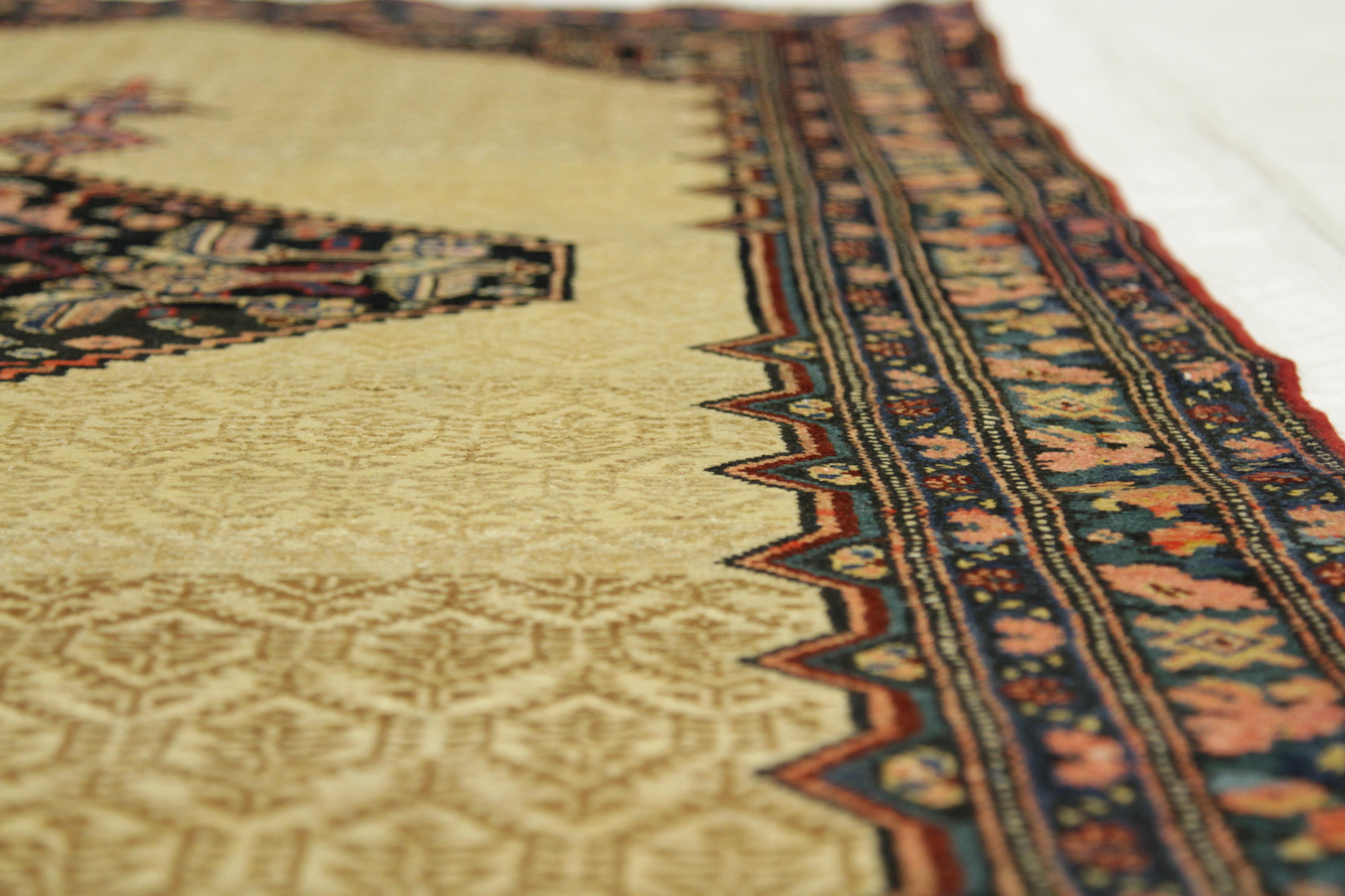 Tapis persan ancien des années 1920 à motif de malayer avec de grands détails tribaux et floraux Excellent état - En vente à Dallas, TX