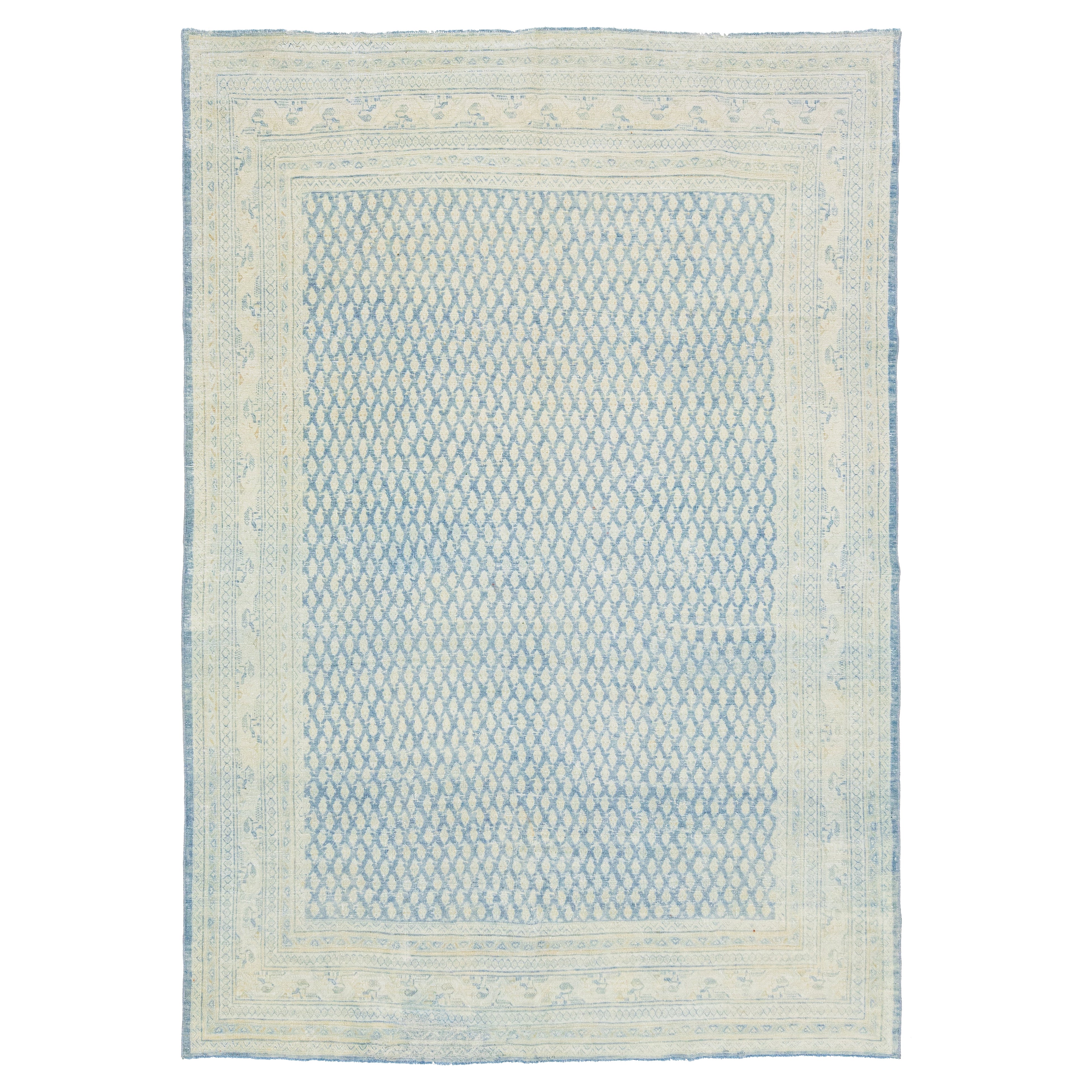 Tapis persan ancien de Tabriz des années 1920 présentant un motif sur toute sa surface bleu et beige