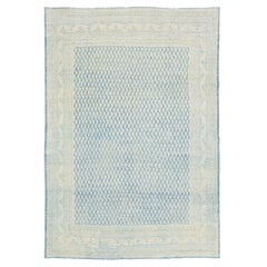 Tapis persan ancien de Tabriz des années 1920 présentant un motif sur toute sa surface bleu et beige