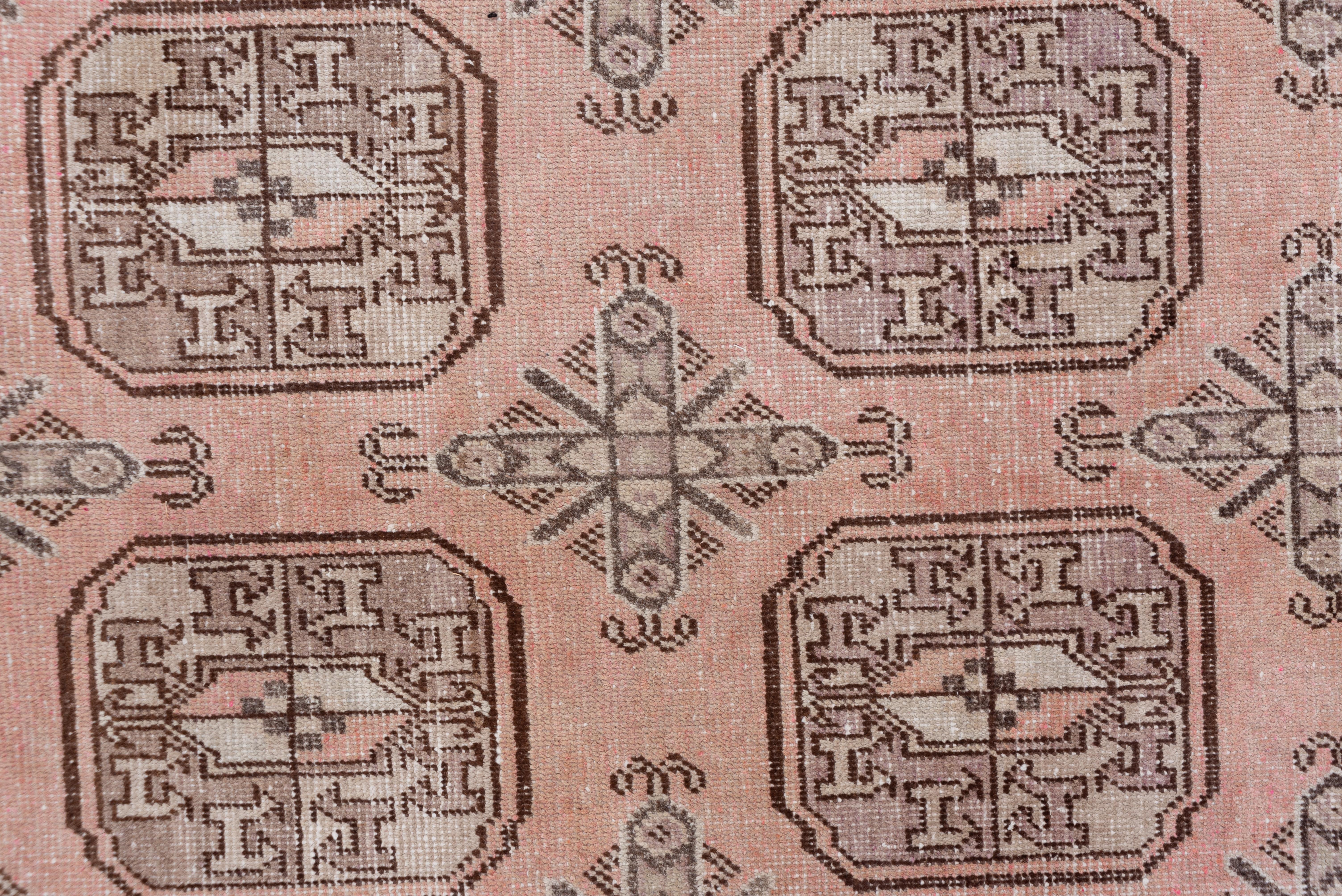 Antiker rosa Khotan-Teppich aus den 1920er Jahren, ganzflächiges Feld, elfenbeinfarbene Akzente (Handgewebt) im Angebot