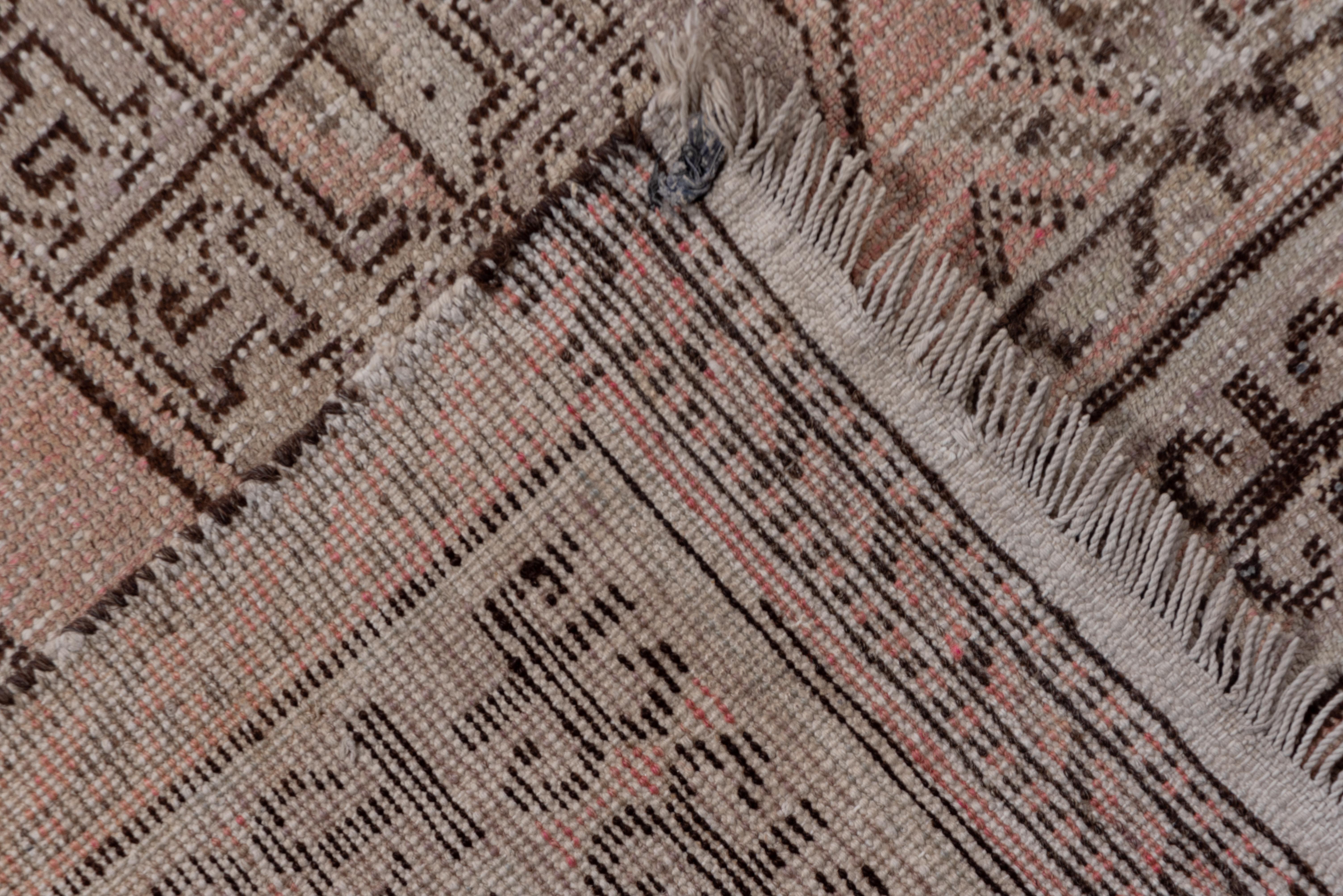 Antiker rosa Khotan-Teppich aus den 1920er Jahren, ganzflächiges Feld, elfenbeinfarbene Akzente (Frühes 20. Jahrhundert) im Angebot