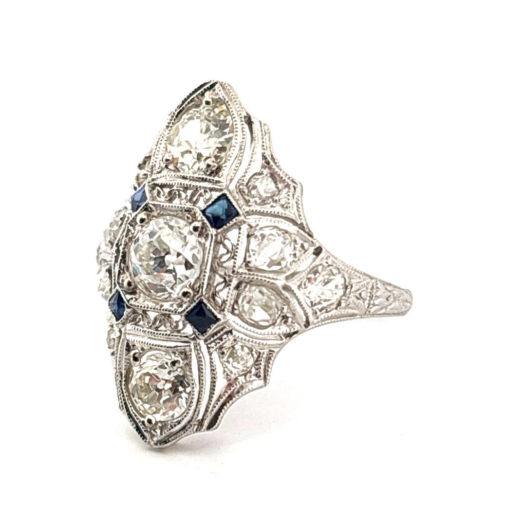 Art déco Bague ancienne en platine filigrané de 2,02 carats de diamants et de saphirs datant des années 1920 en vente