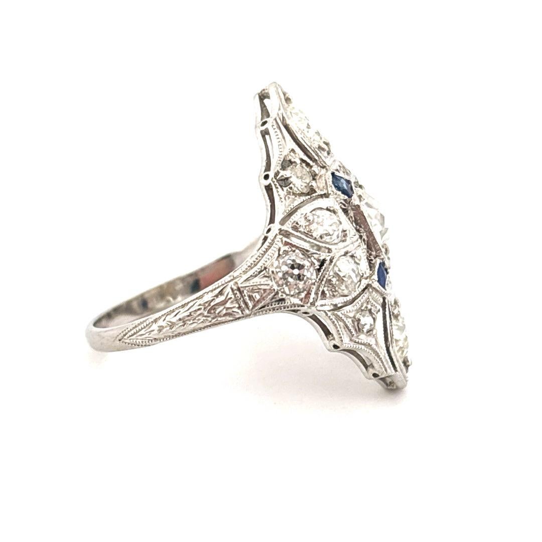 Taille vieille Europe Bague ancienne en platine filigrané de 2,02 carats de diamants et de saphirs datant des années 1920 en vente