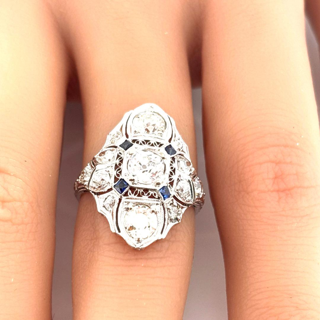Bague ancienne en platine filigrané de 2,02 carats de diamants et de saphirs datant des années 1920 en vente 2