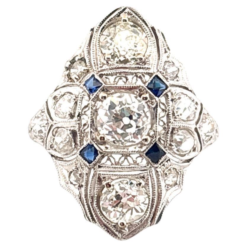 Bague ancienne en platine filigrané de 2,02 carats de diamants et de saphirs datant des années 1920 en vente