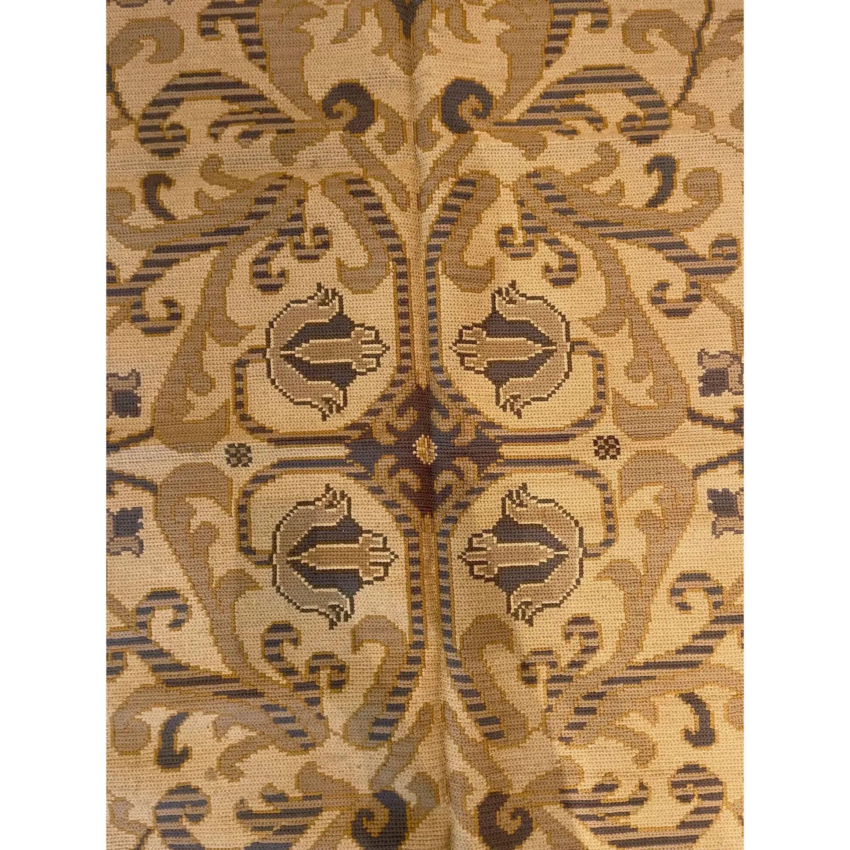 Les tapis aux points d'aiguille ont été créés en utilisant la technique traditionnelle de tissage à l'aiguille qui est utilisée pour fabriquer des objets de tous les jours, des meubles aux tapis en passant par les œuvres d'art. Pourtant, son
