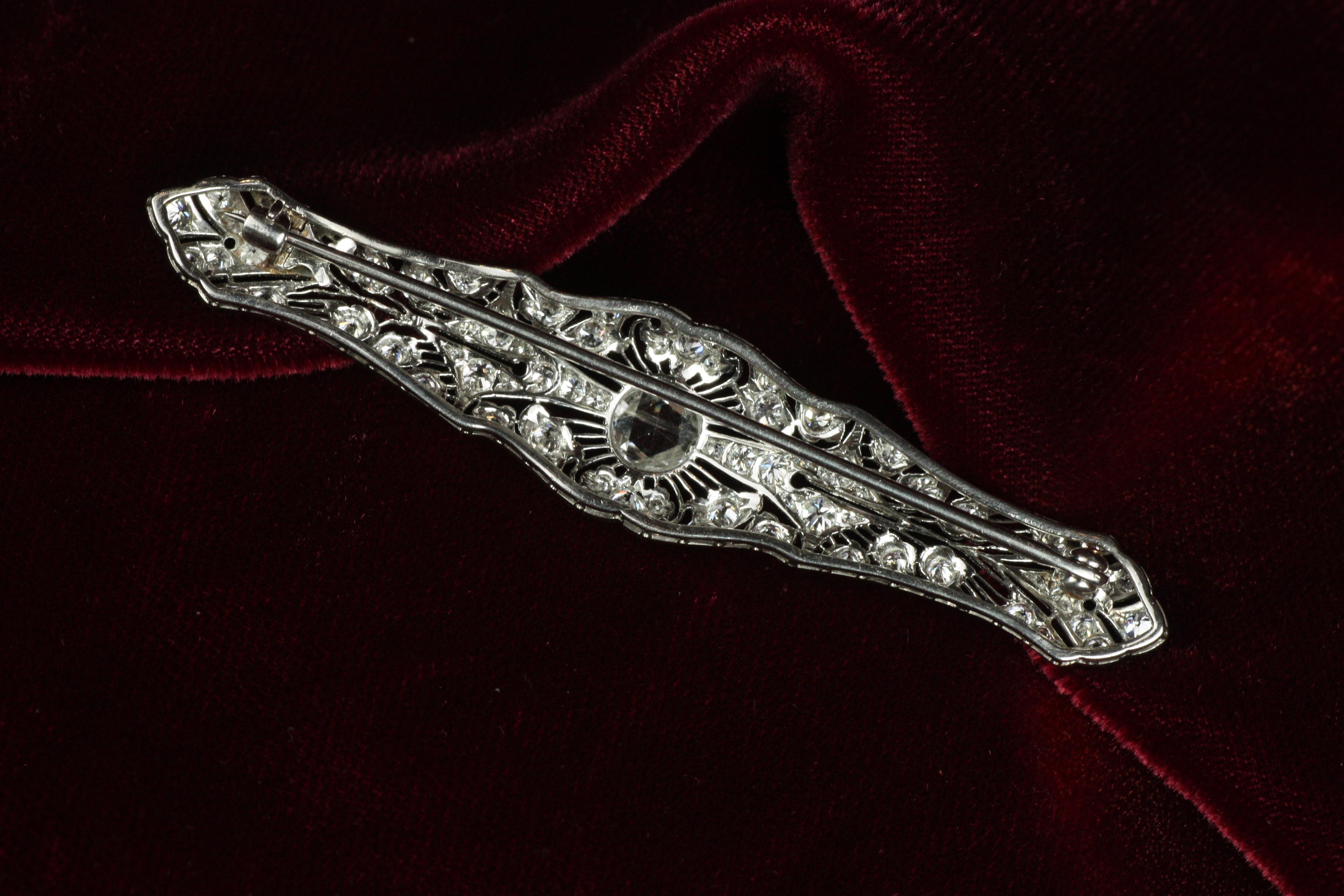 Broche de platino con diamantes talla rosa de los años 20 en venta 1