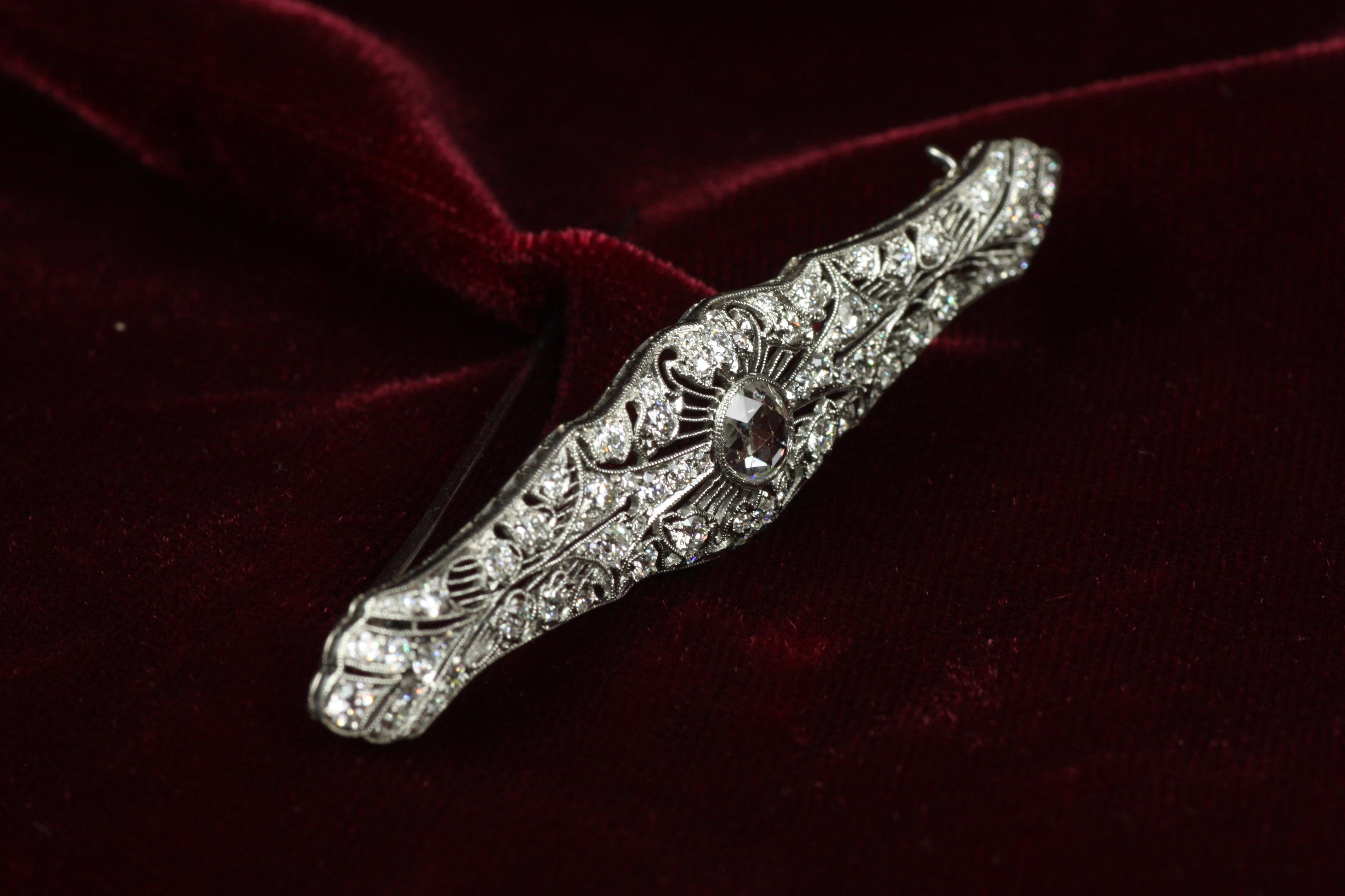 Broche de platino con diamantes talla rosa de los años 20 en venta 3