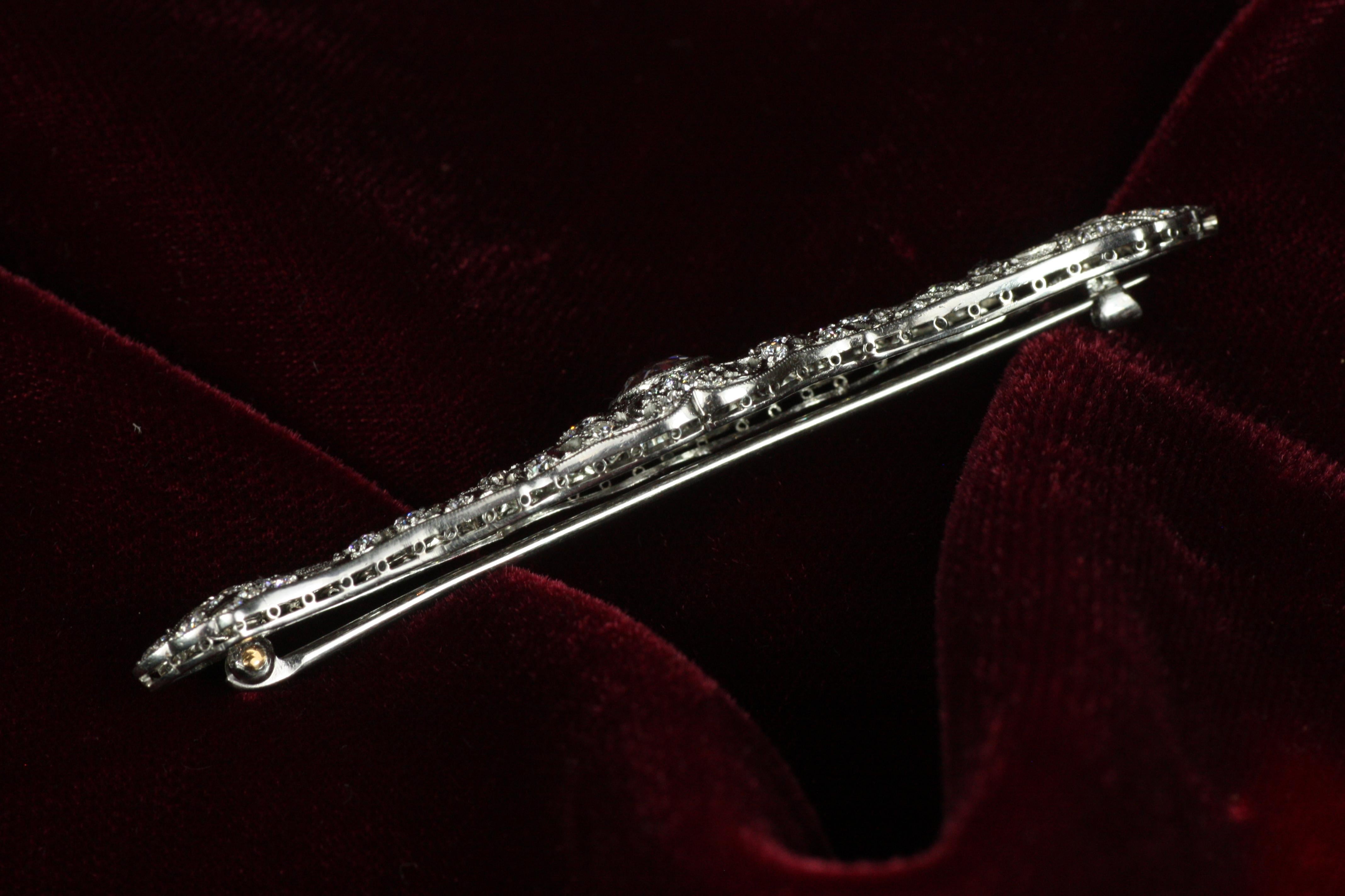 Broche de platino con diamantes talla rosa de los años 20 en venta 4