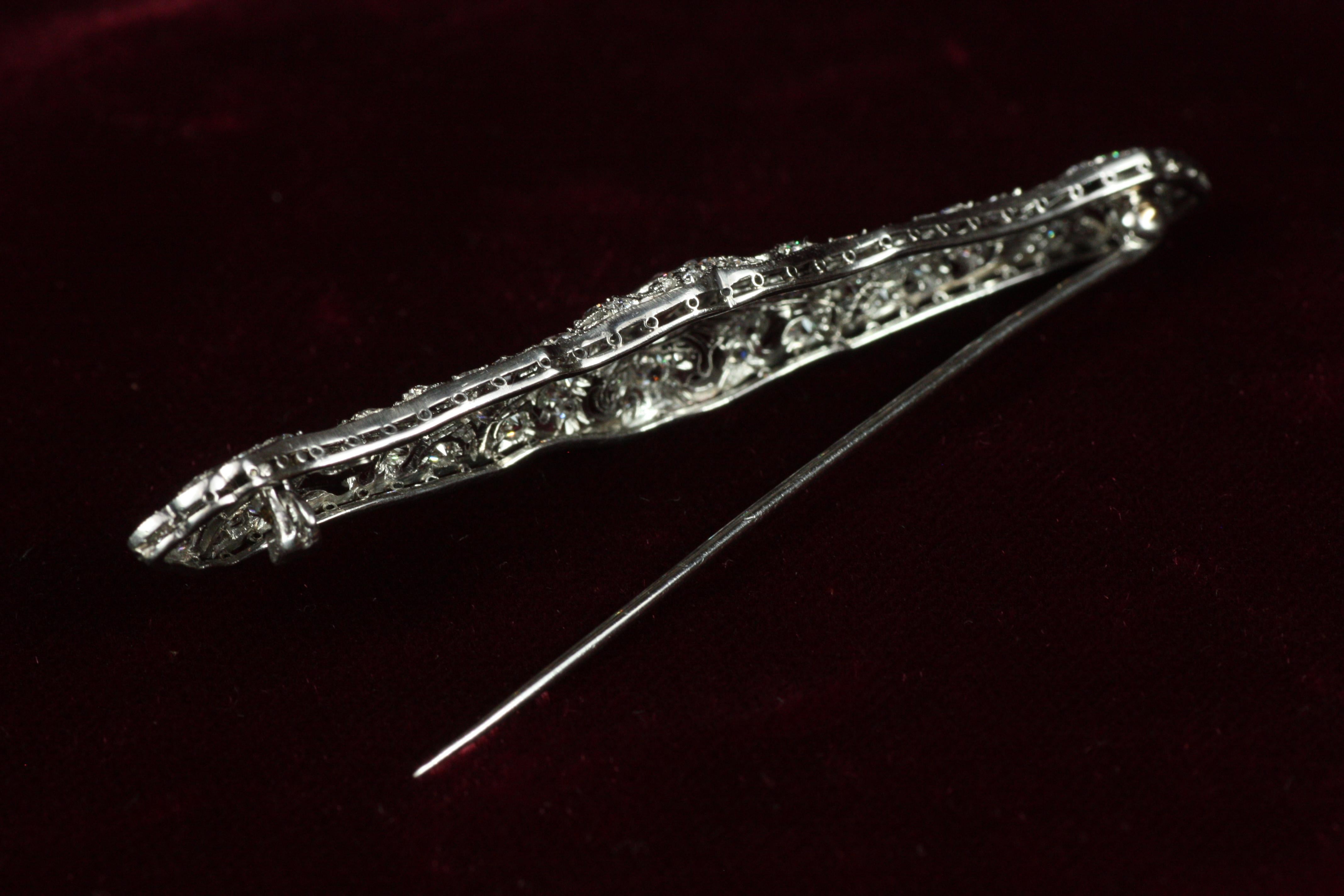 Broche de platino con diamantes talla rosa de los años 20 en venta 5