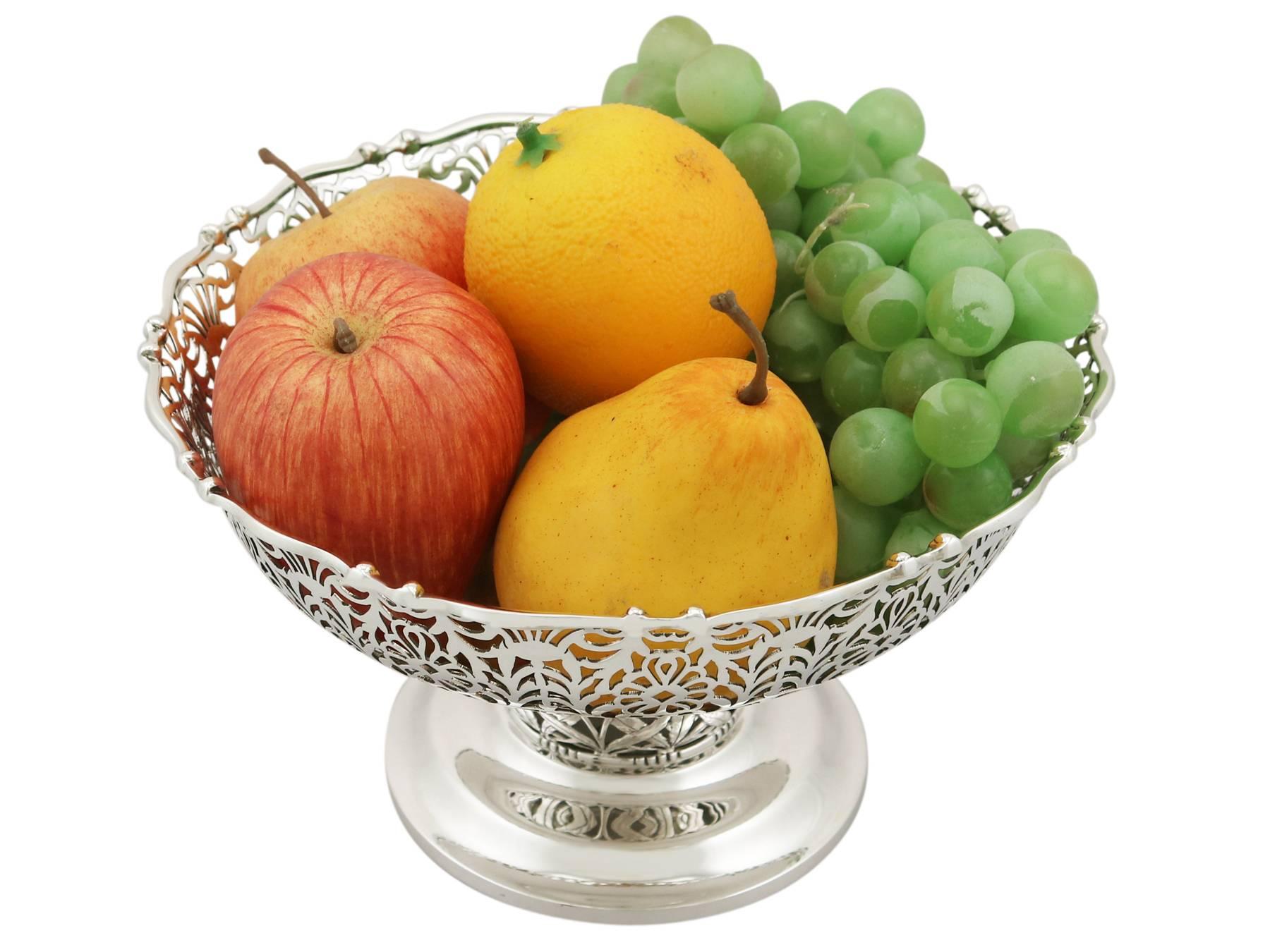 An exceptional, fine and impressive antique George V English sterling silver centrepiece / fruit bowl; an addition to our ornamental silverware collection

This exceptional antique sterling silver fruit bowl has a circular rounded form onto a