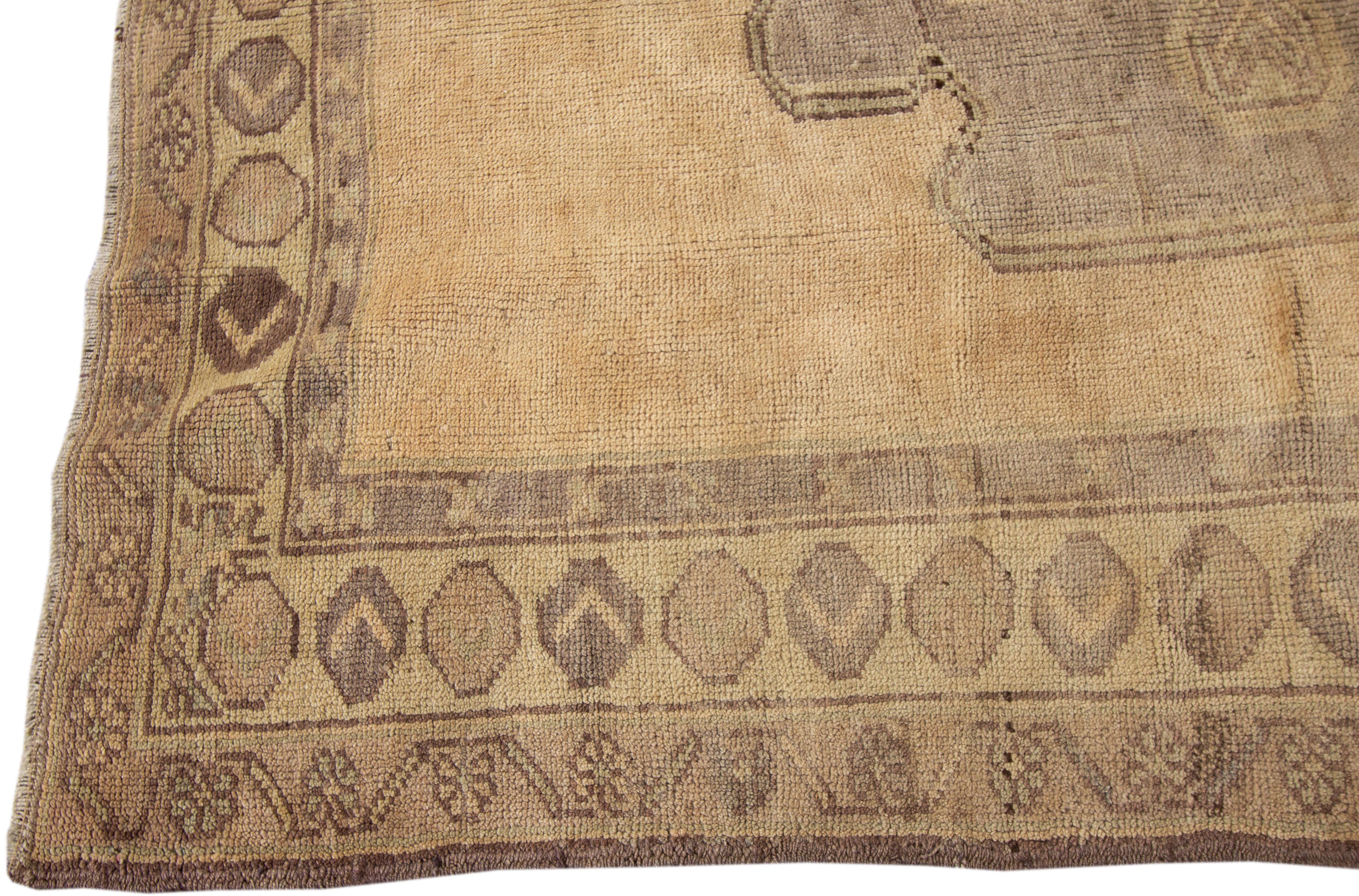 20ième siècle 1920s Antique Khotan Turc Fait à la main Tan Wool Runner (Chemin de table en laine) en vente