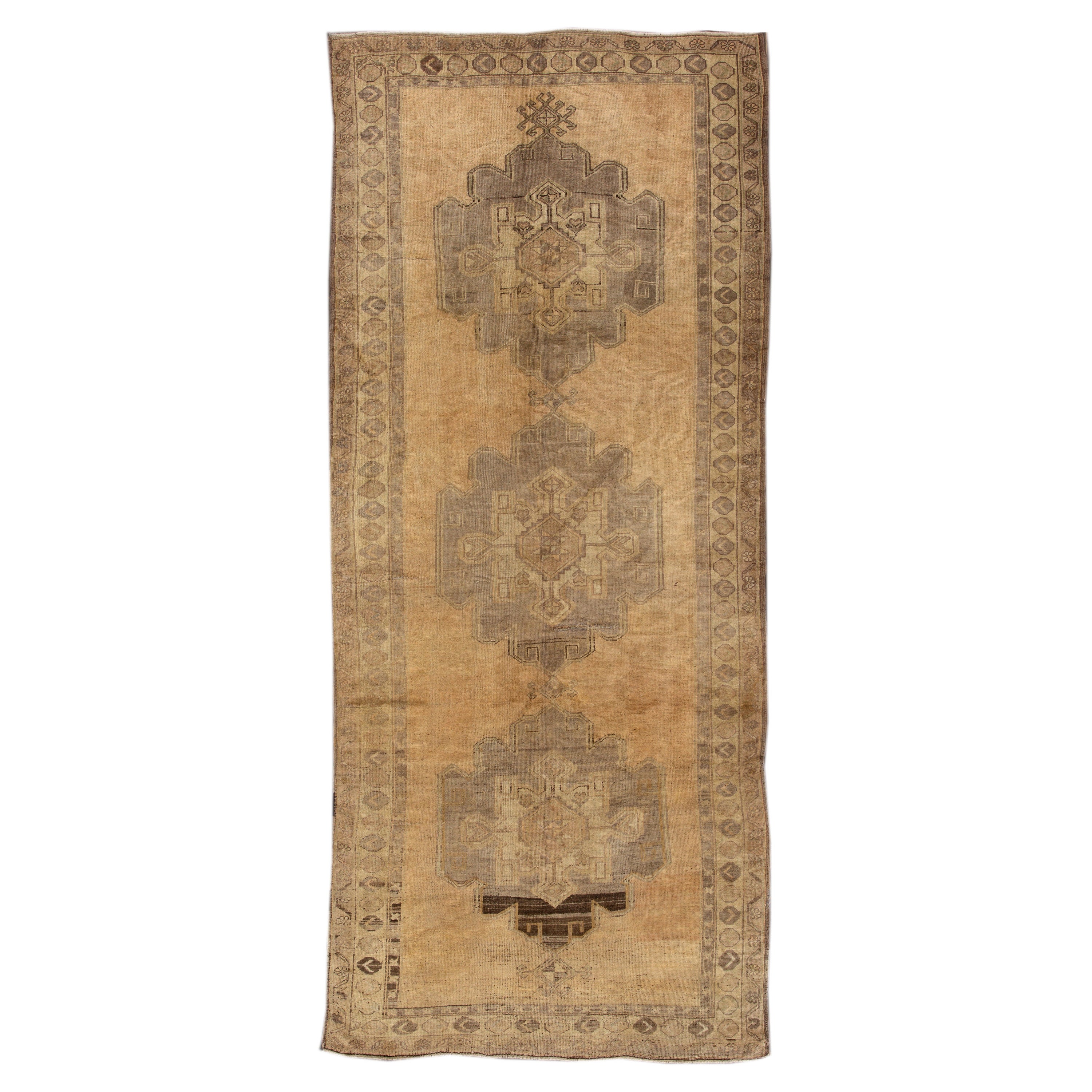 1920s Antique Khotan Turc Fait à la main Tan Wool Runner (Chemin de table en laine)