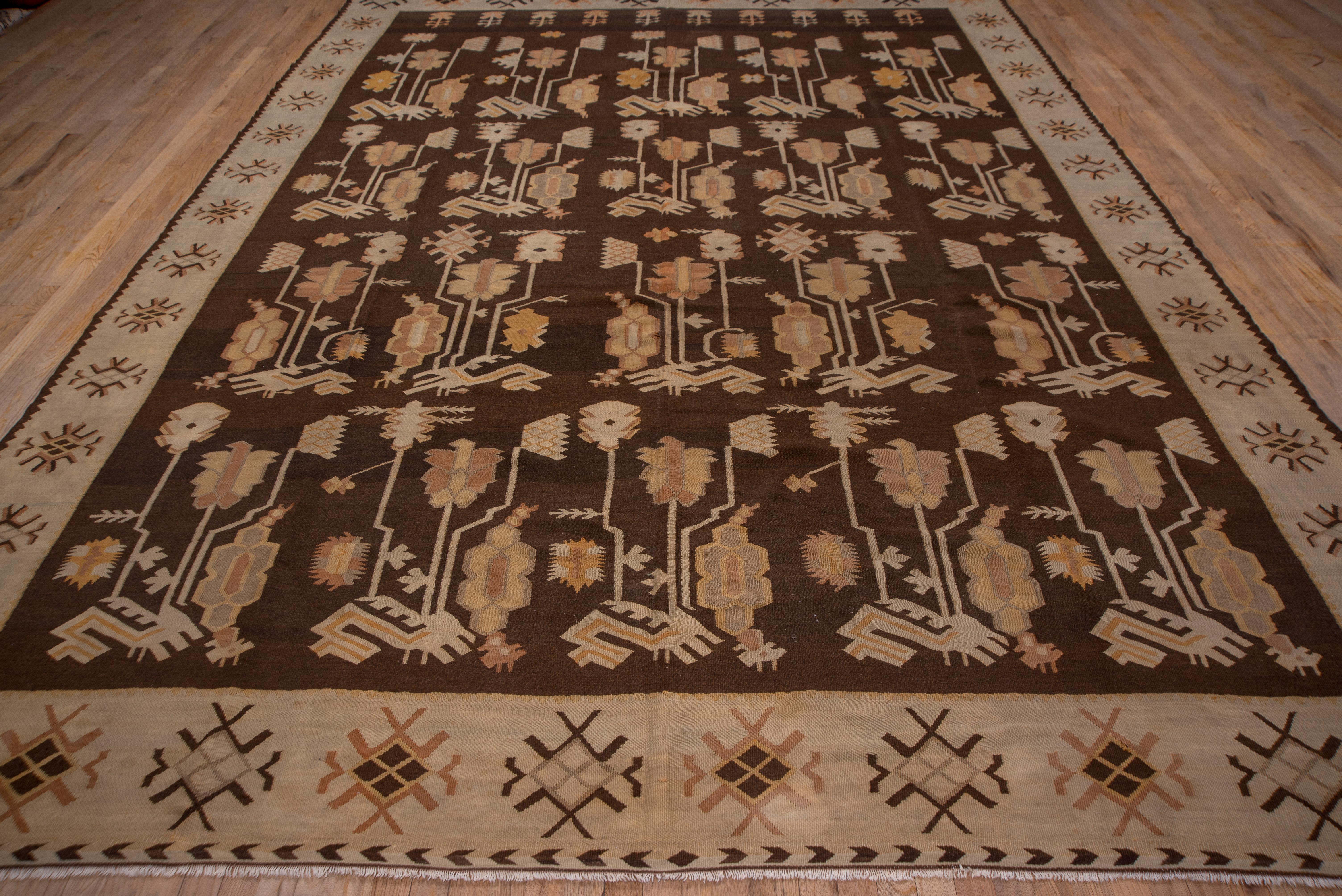 Antiker türkischer Kelim-Teppich aus den 1920er Jahren, braunes Feld, cremefarbene Bordüren im Zustand „Gut“ im Angebot in New York, NY