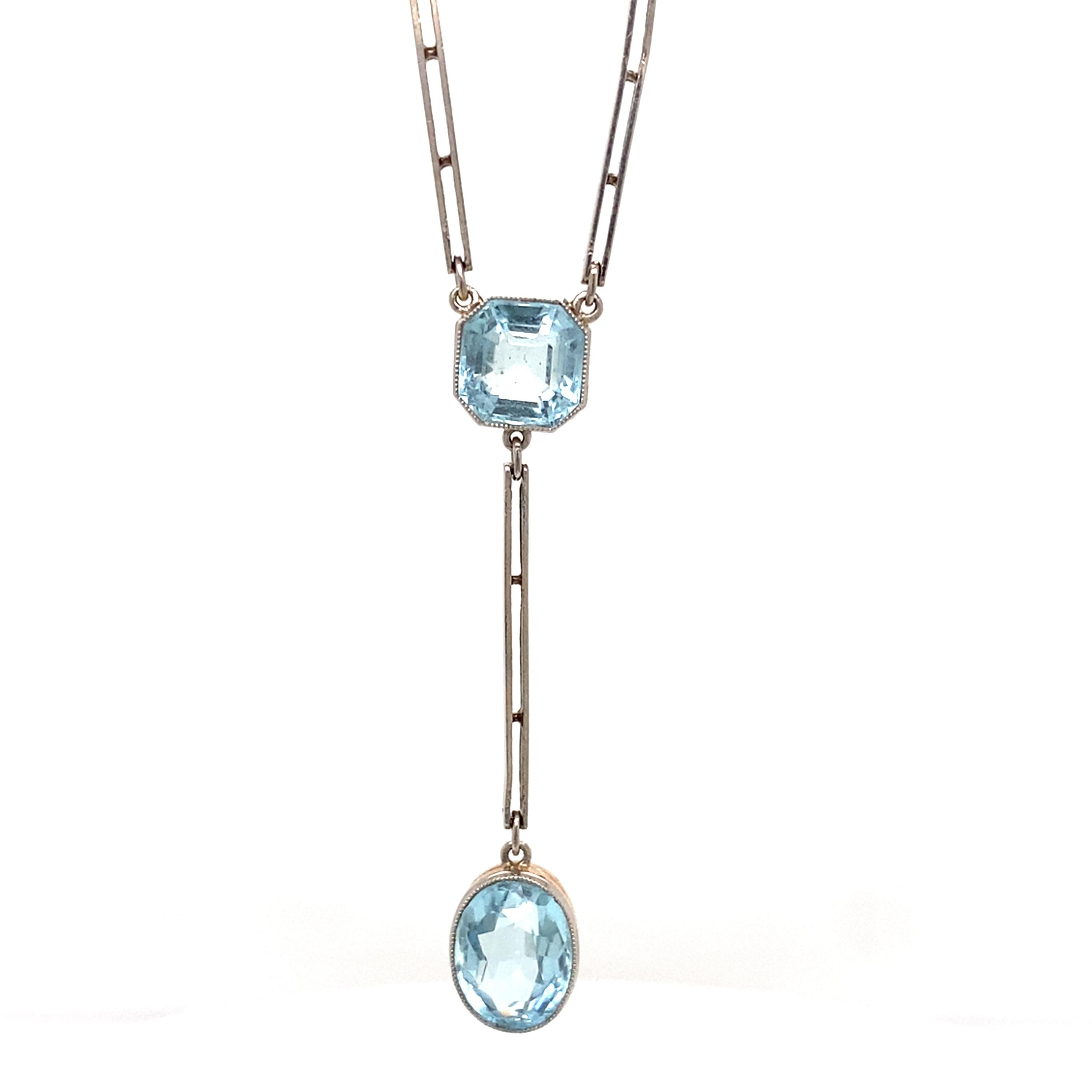 Questa bellissima collana a goccia antica è sublime e la facciamo risalire agli anni Venti.  

Due splendide acquemarine sono incastonate in un'elegante e sottile montatura in palladio e oro giallo, sospesa su una sottile catenina, che si chiude sul