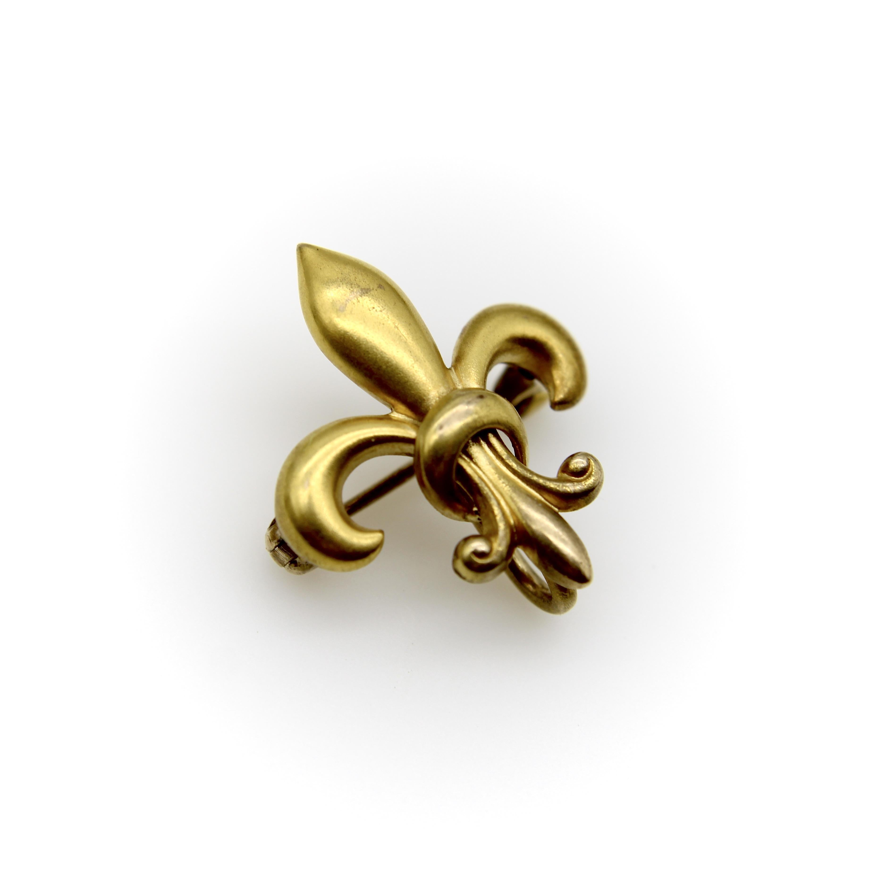 Emblema clásico de Francia -y de Nueva Orleans-, este alfiler de oro de 10 quilates es una flor de lis con una bonita superficie lavada al ácido que da un cálido brillo al acabado mate. El alfiler tiene un gancho en la parte posterior, ya que los