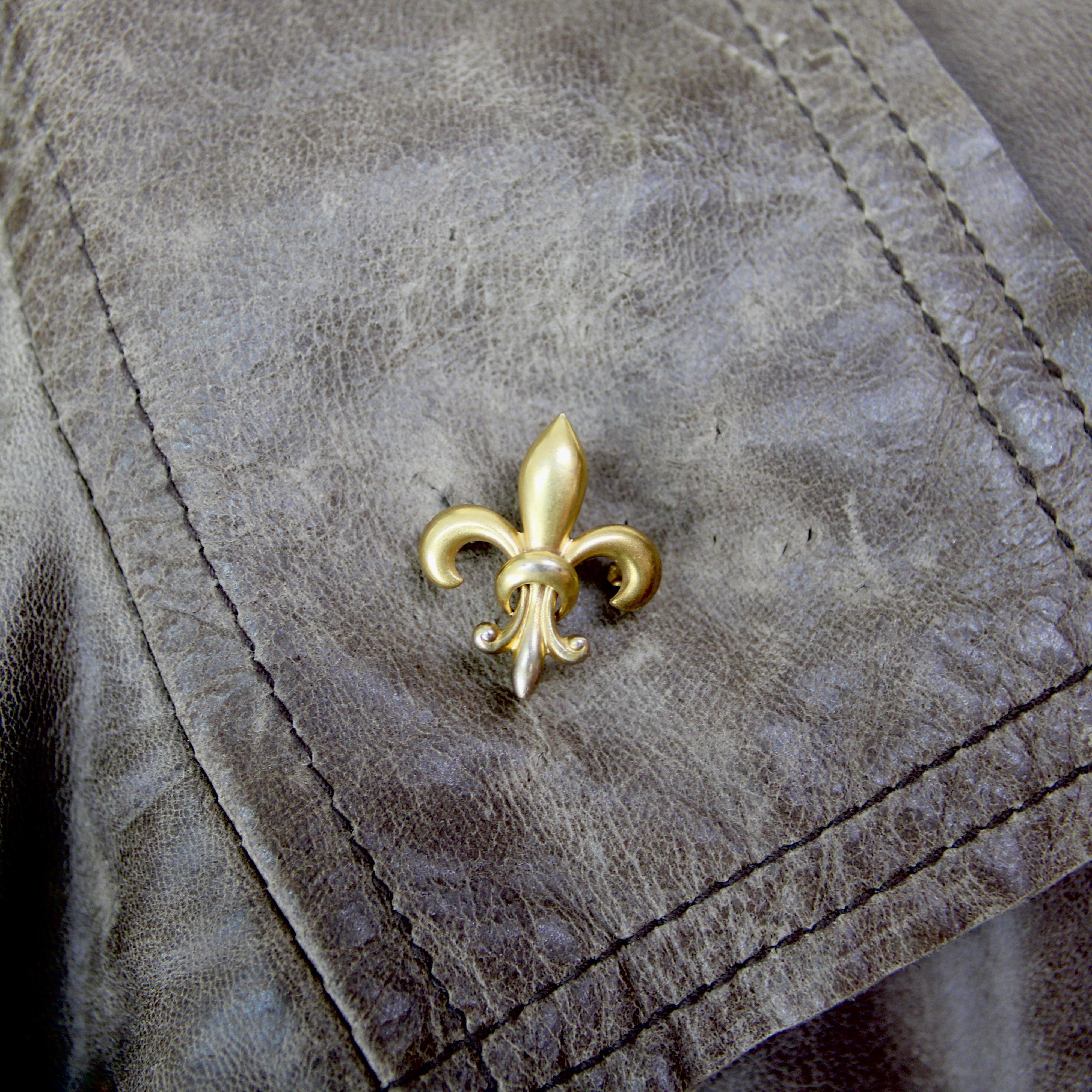 Alfiler Flor de Lis de Oro de 10 quilates Art Decó de los años 20 en venta 3