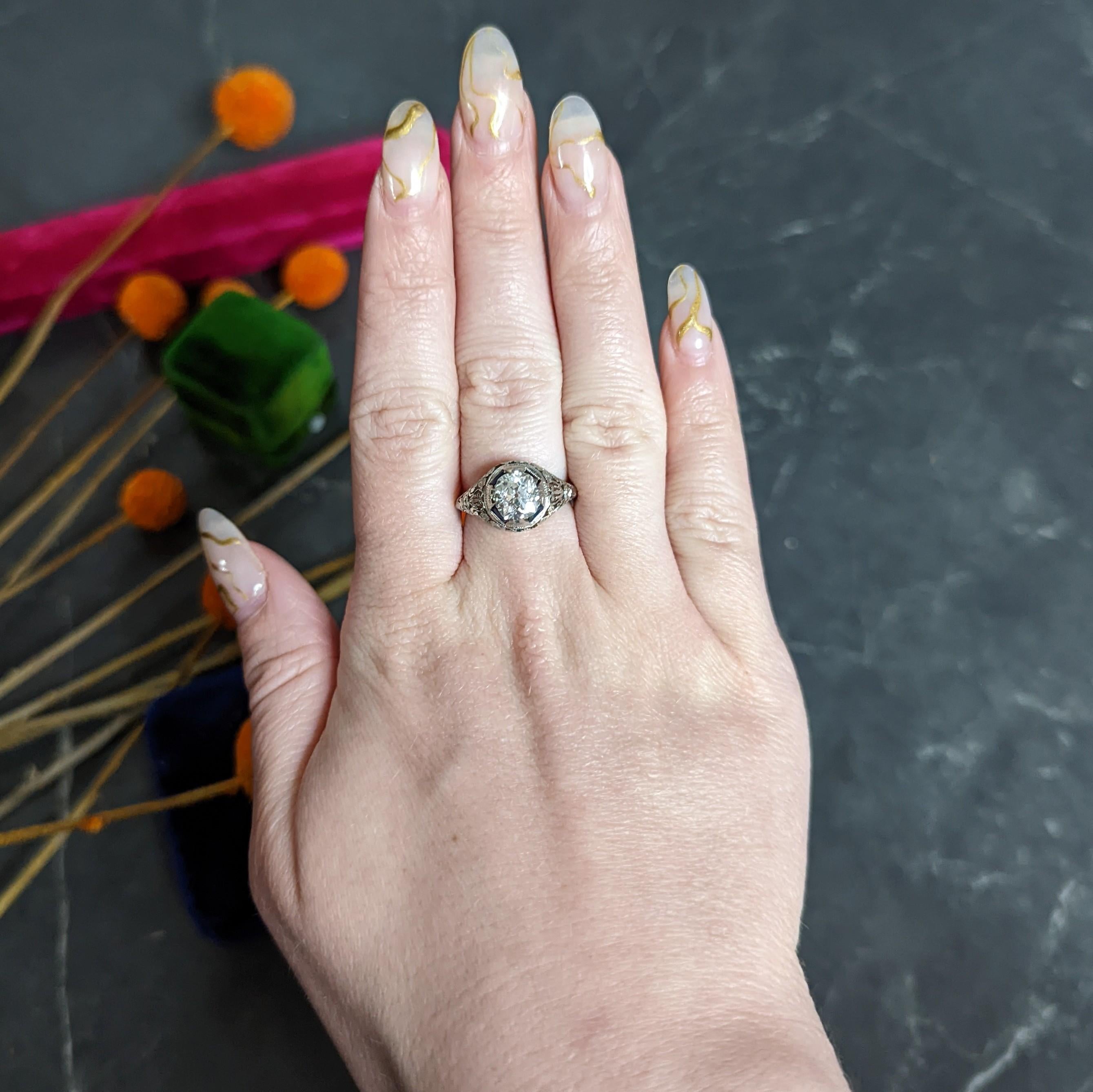 1920's Art Deco 1.76 Carats Diamond Sapphire 18 Karat Gold Engagement Ring For Sale 4
