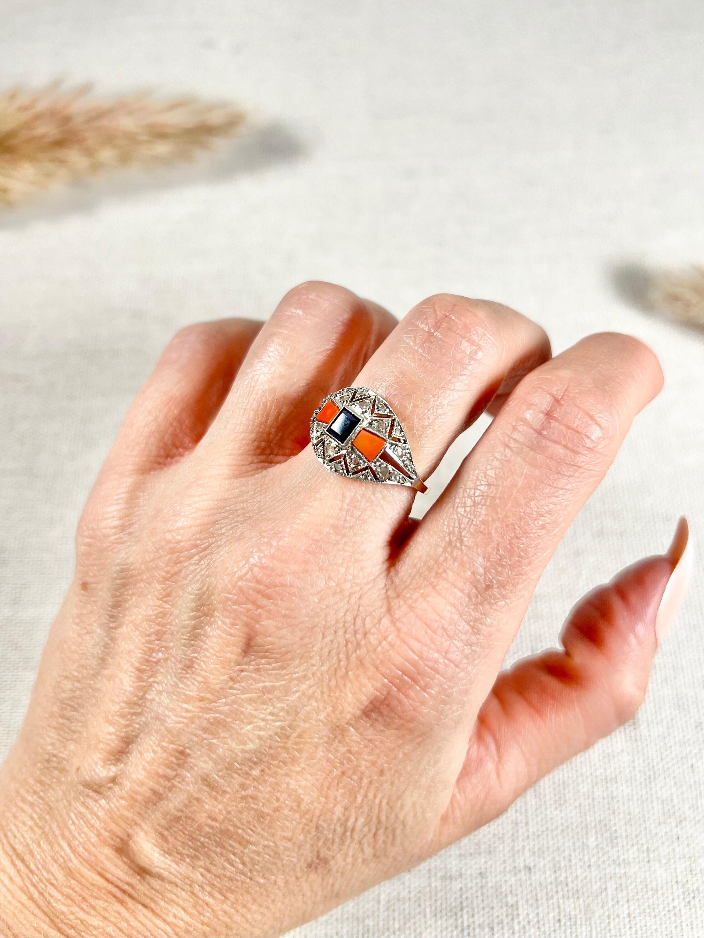 1920's Art Deco 18ct Gold & Platinum French Sapphire, Coral & Diamond Dome Ring In Good Condition For Sale In Brighton, GB