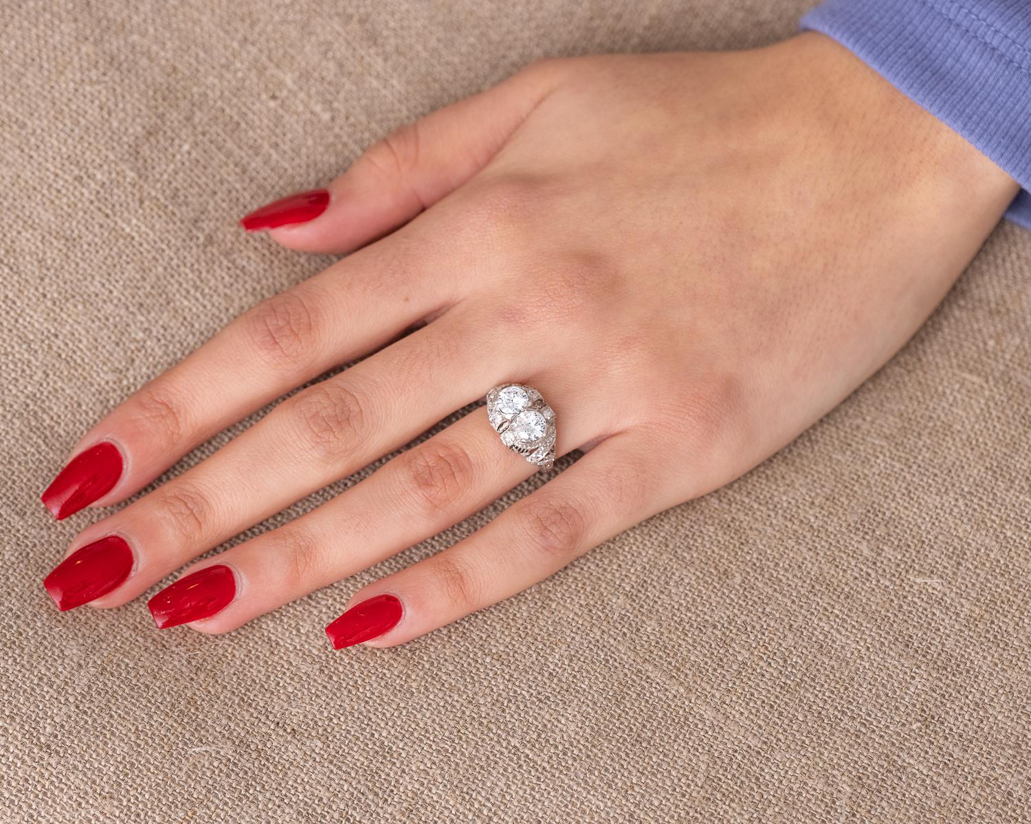 Women's 1920s Art Deco 1.90 Carat Total Diamond Engagement Ring, Platinum