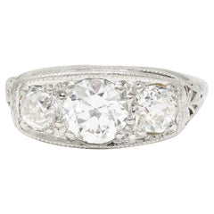 1920er Jahre Art Deco 2,95 Karat Diamant Platin Drei Stein Abendessen-Ring