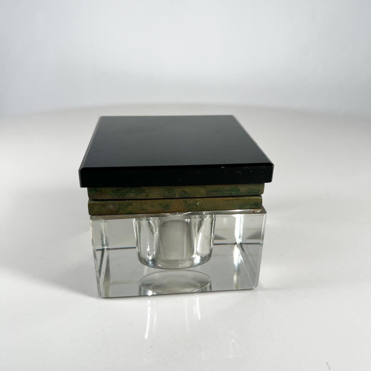 1920s Art Deco antique square glass ink well
Unmarked.
Measures: 2.5 tall x 2.88 x 2.88
Preowned original unrestored vintage condition.
Refer to images.