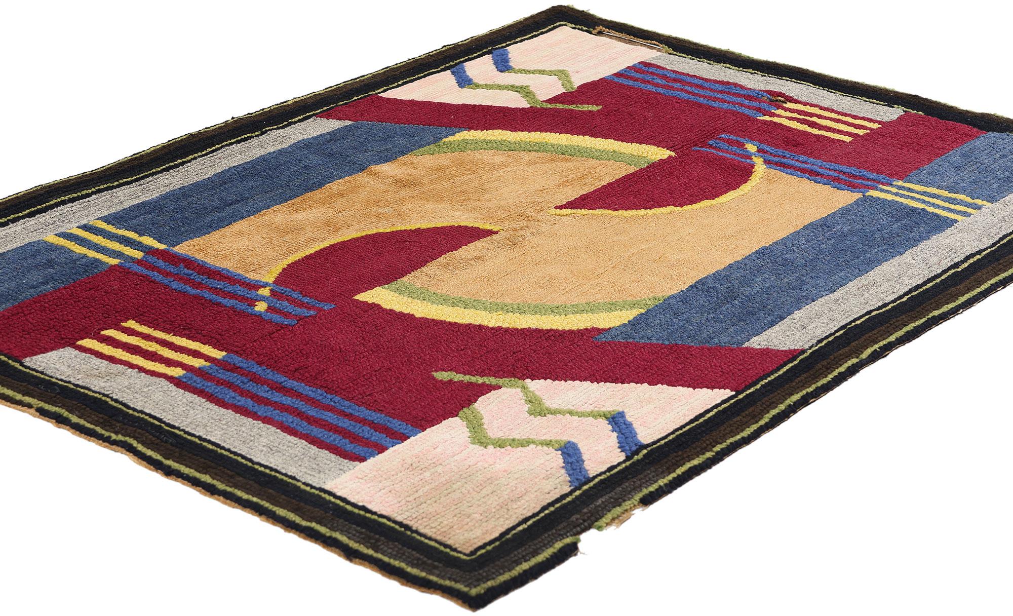 79114 Alfombra antigua con ganchos Art Decó Bauhaus Americana, 02'08 x 03'07. Esta alfombra semi-antigua de ganchillo estadounidense es una llamativa representación de los dinámicos movimientos de diseño que definieron los primeros años del siglo
