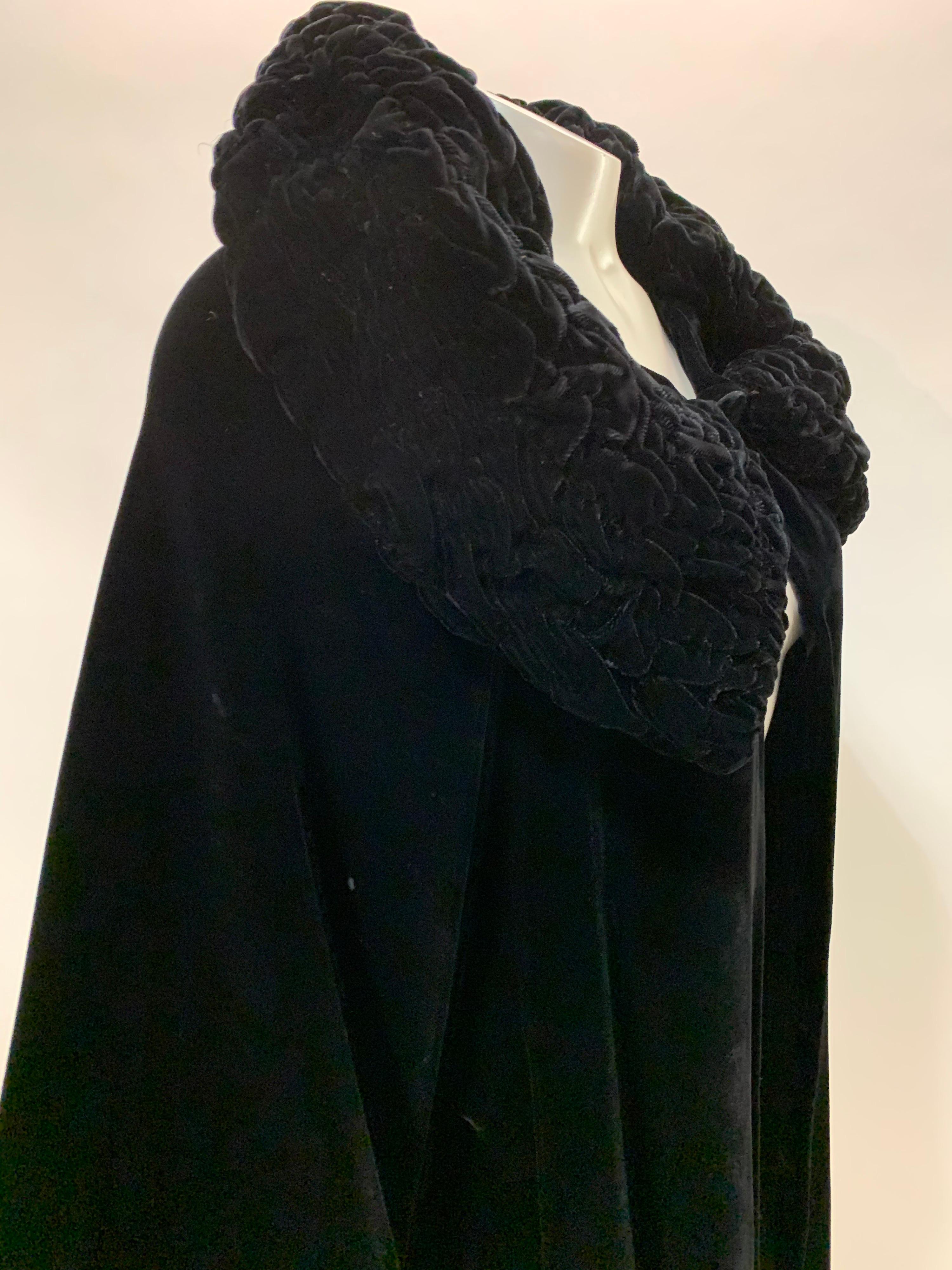 1920er Art Deco Schwarzer Seidensamt Abendmantel mit üppig gepolstertem Rüschenkragen 3