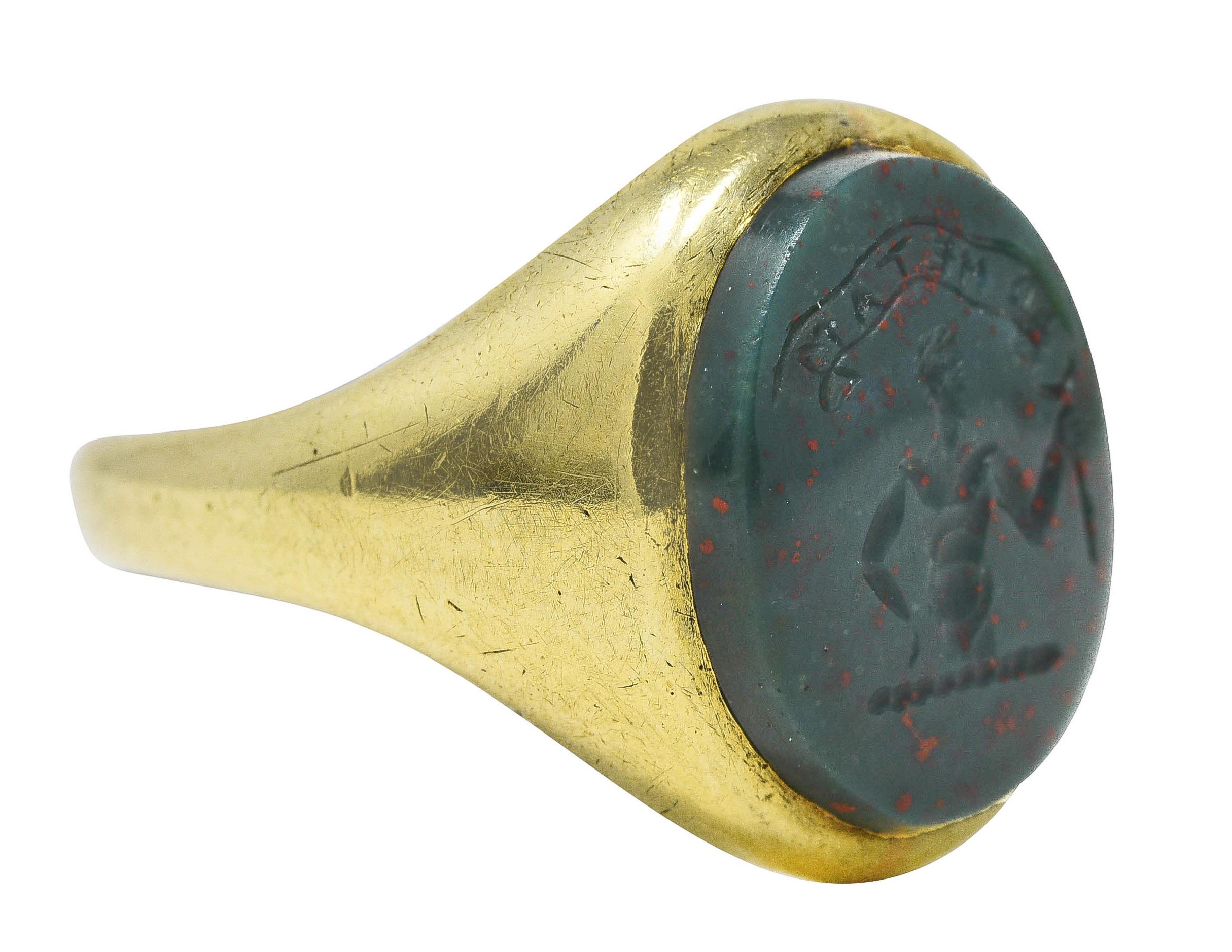 Der Siegelring besteht aus einer ovalen Blutsteintafel, die etwa 12,6 x 10,5 mm misst. Transluzente bläulich-grüne Farbe mit mäßiger roter Sprenkelung. Tief eingraviert, um Hades mit seinem Symbol, dem Dreizack, der sich über den Tod erhebt,
