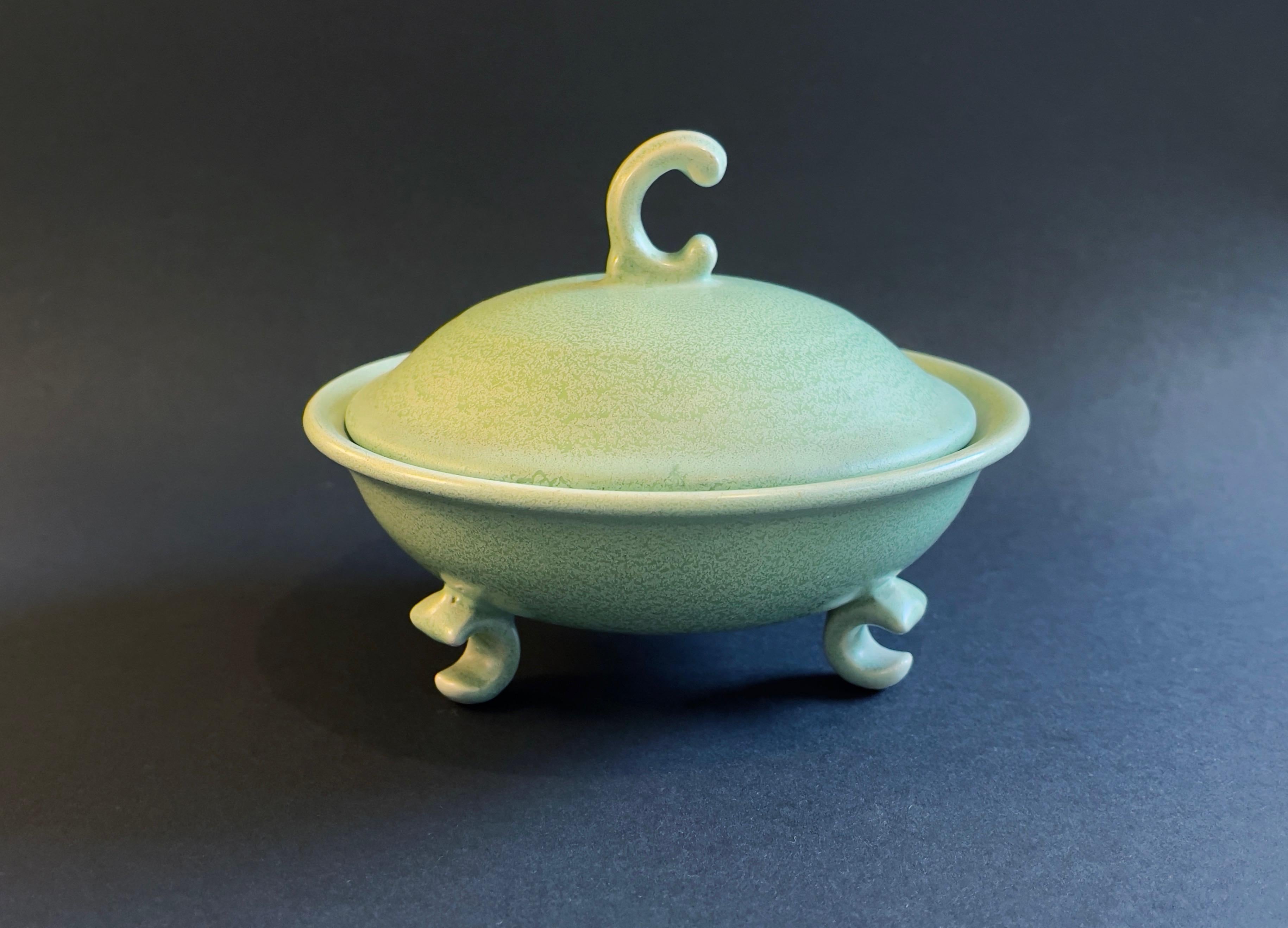 Art déco Bol Art Deco des années 1920, Tripode émaillé vert menthe pastel, vibrations coréennes, céramique d'art en vente