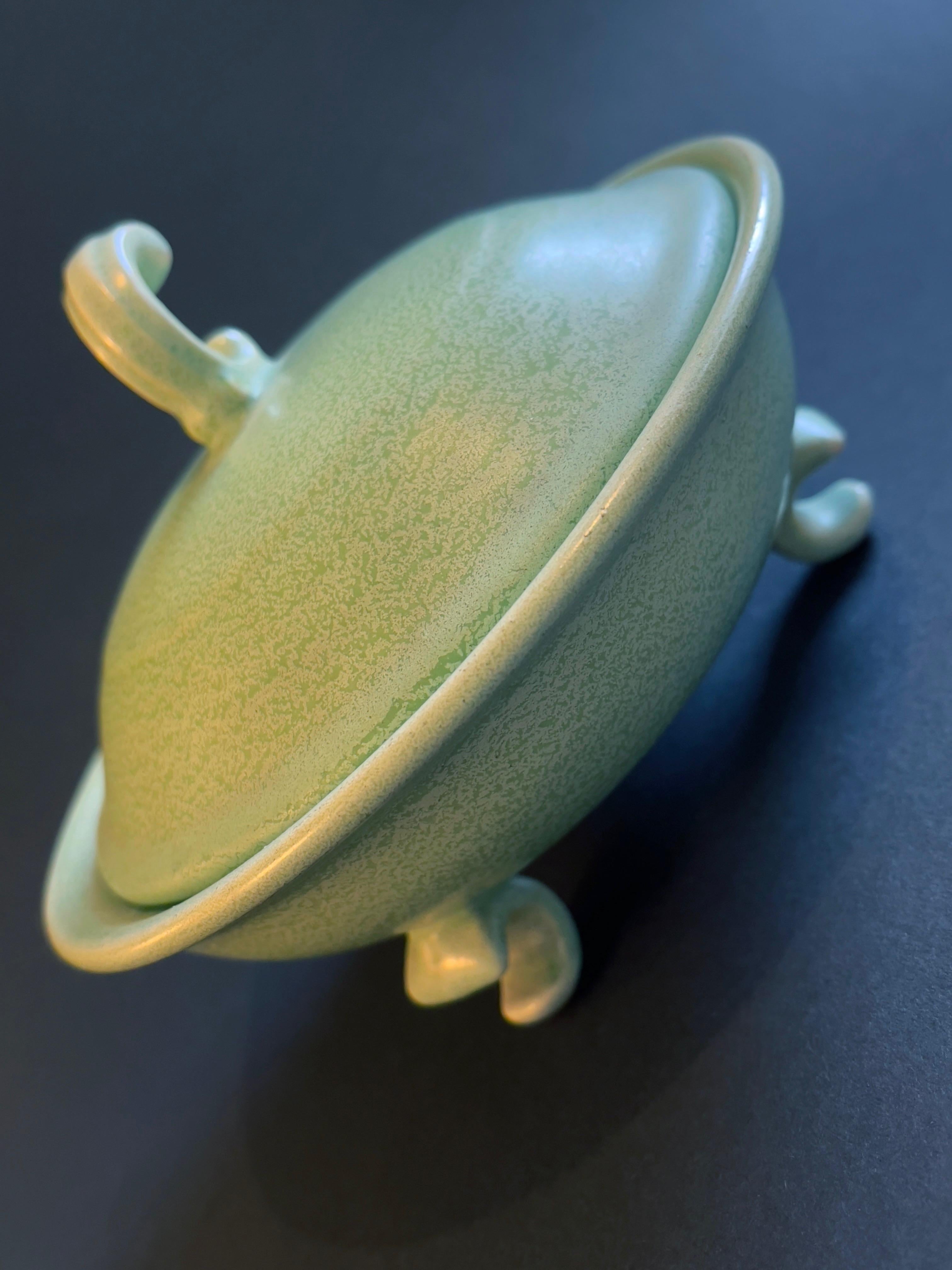 Allemand Bol Art Deco des années 1920, Tripode émaillé vert menthe pastel, vibrations coréennes, céramique d'art en vente