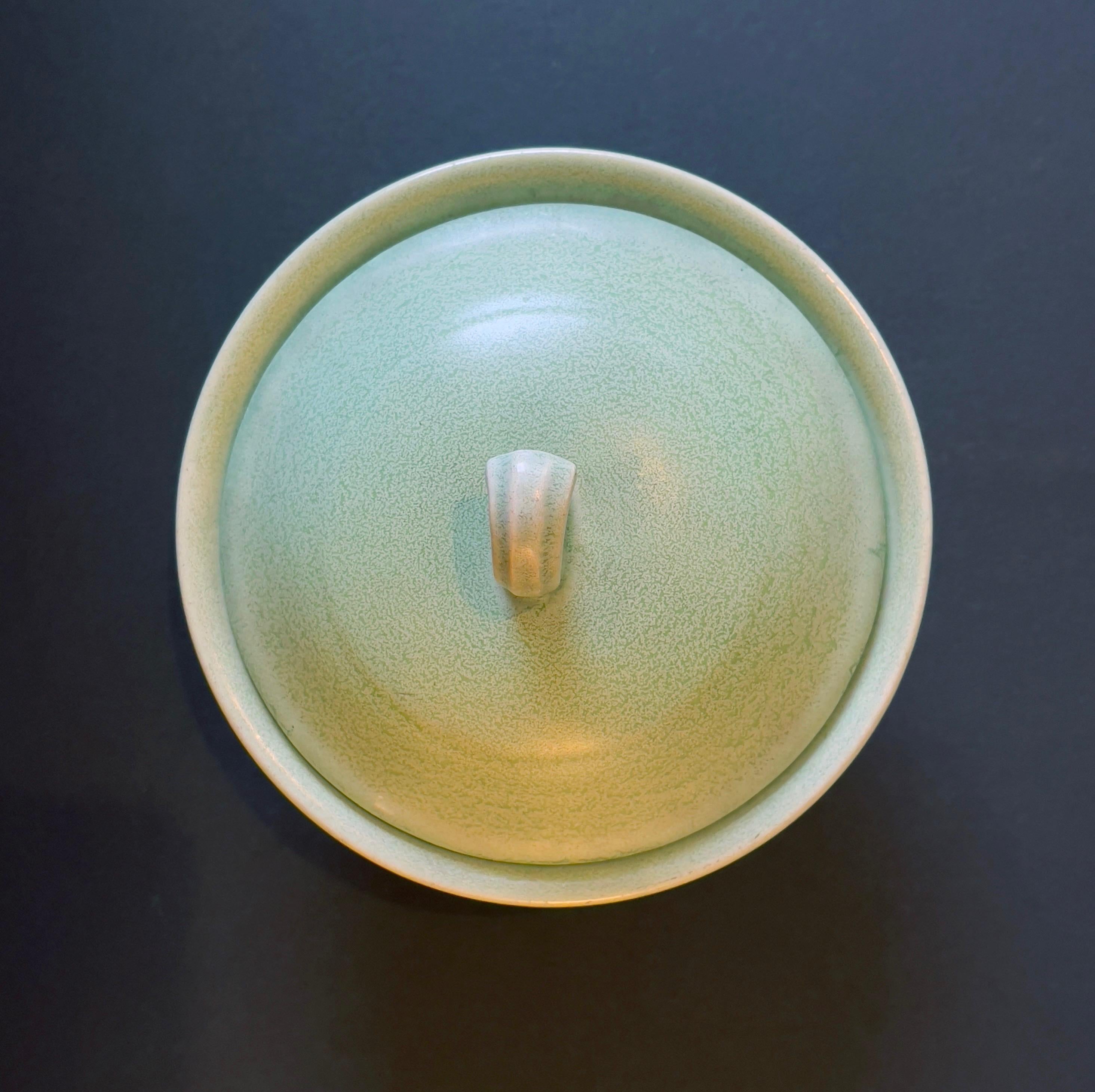 Fait main Bol Art Deco des années 1920, Tripode émaillé vert menthe pastel, vibrations coréennes, céramique d'art en vente