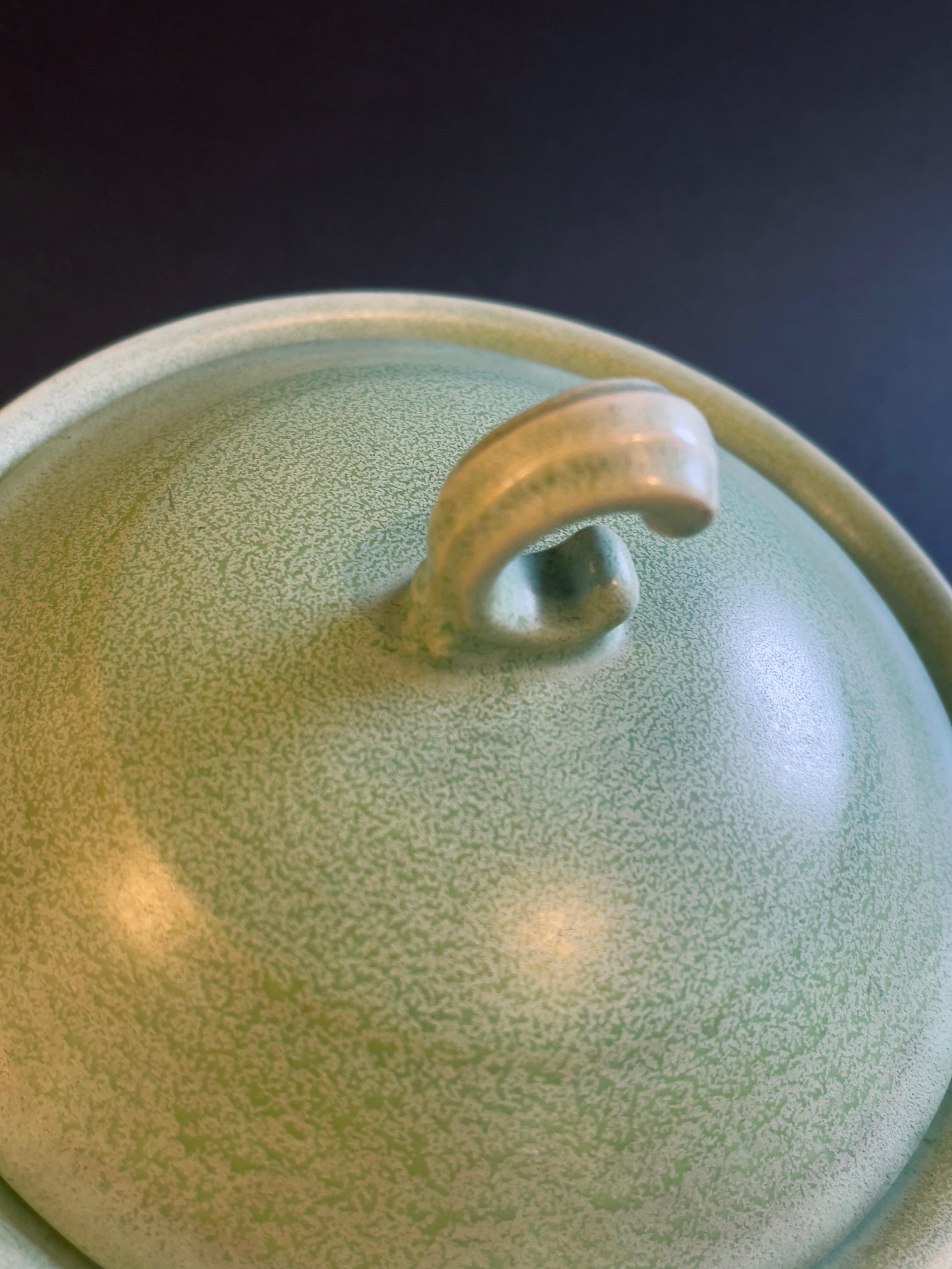 Bol Art Deco des années 1920, Tripode émaillé vert menthe pastel, vibrations coréennes, céramique d'art Bon état - En vente à Andernach, DE