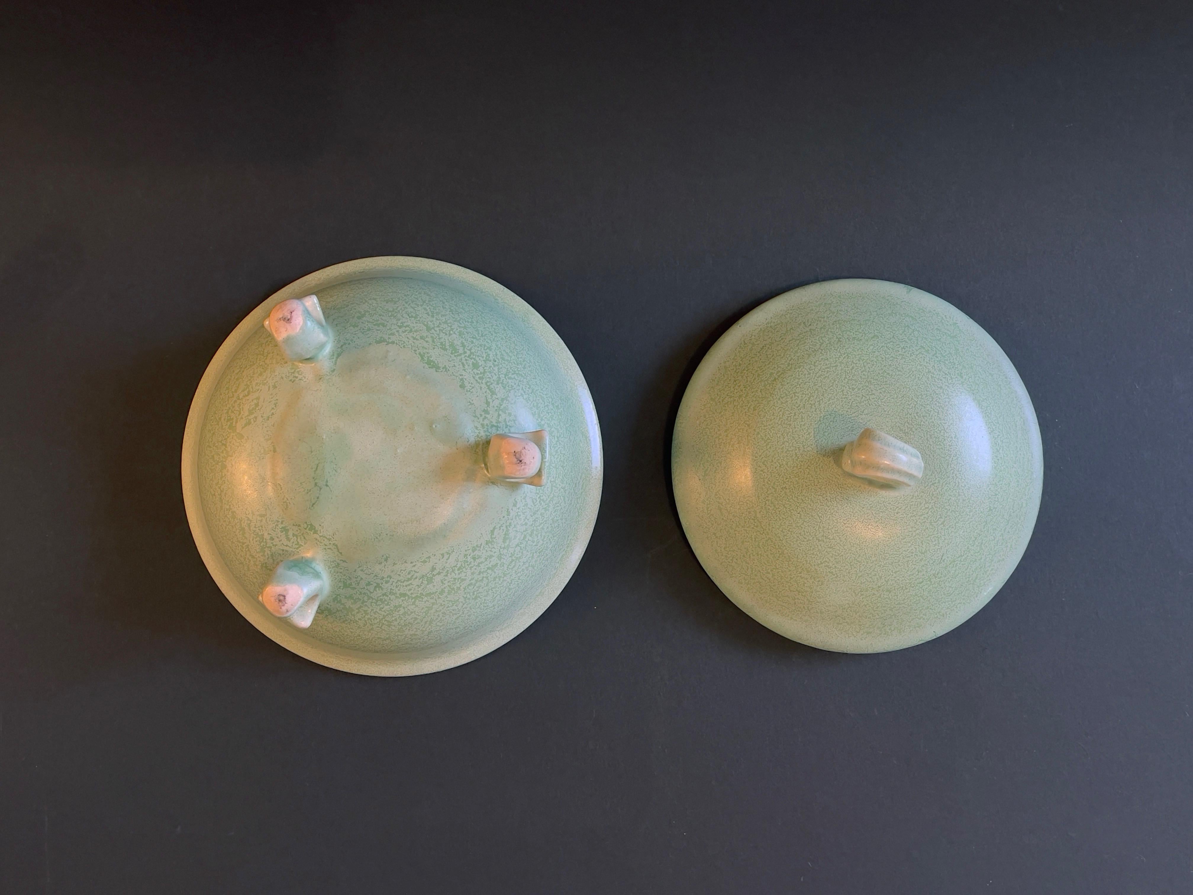 20ième siècle Bol Art Deco des années 1920, Tripode émaillé vert menthe pastel, vibrations coréennes, céramique d'art en vente