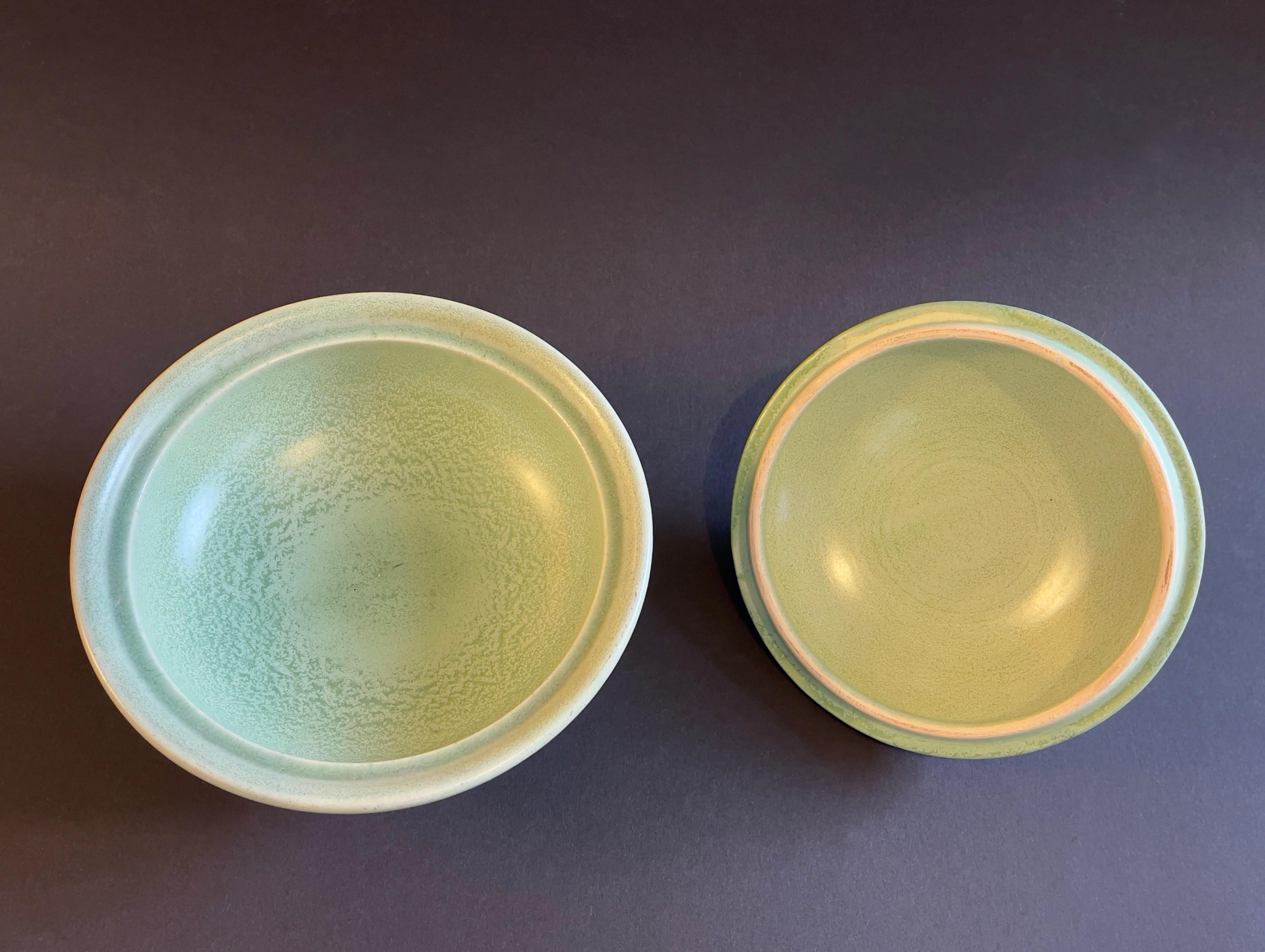 Céramique Bol Art Deco des années 1920, Tripode émaillé vert menthe pastel, vibrations coréennes, céramique d'art en vente