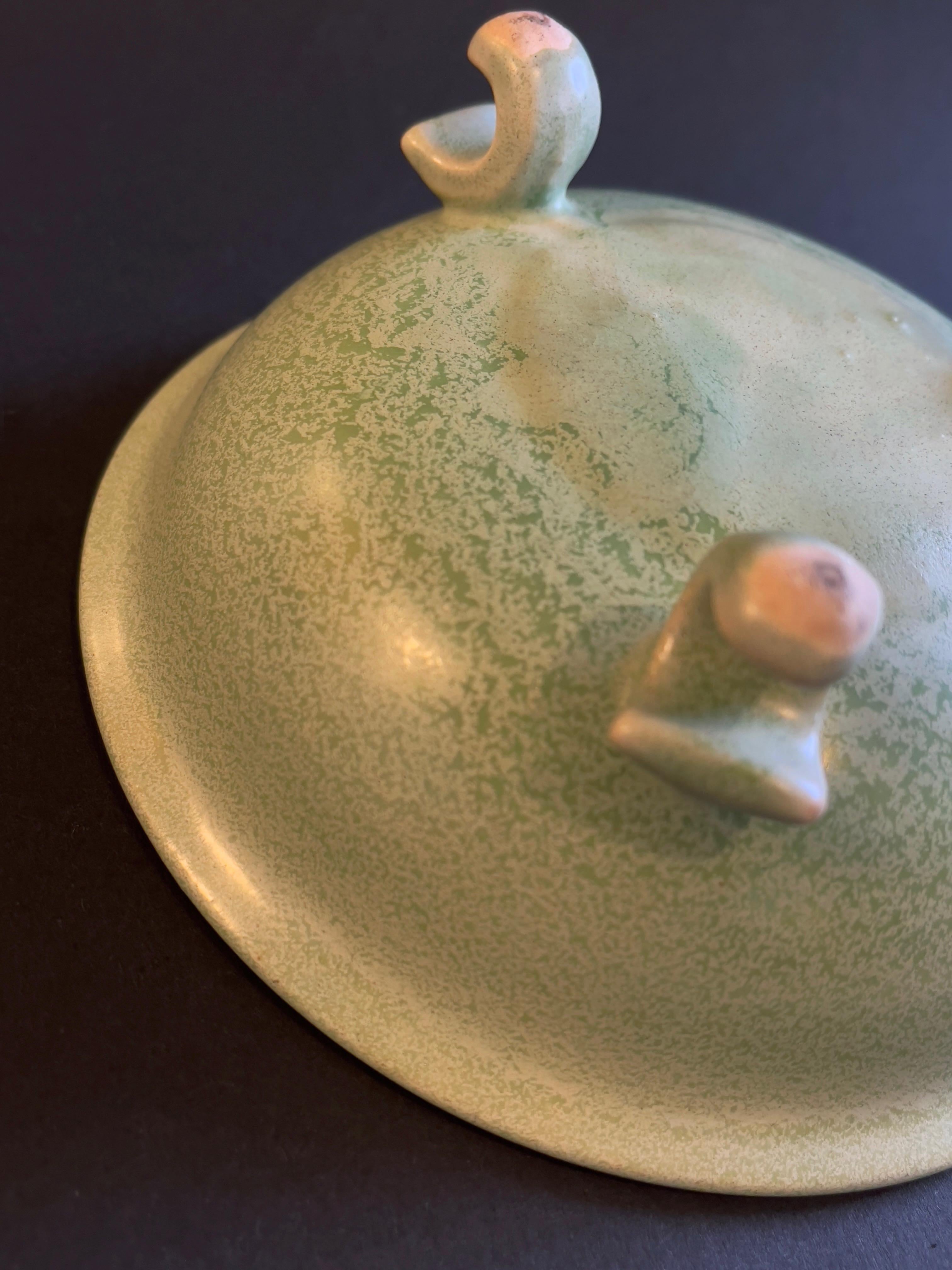 Bol Art Deco des années 1920, Tripode émaillé vert menthe pastel, vibrations coréennes, céramique d'art en vente 1