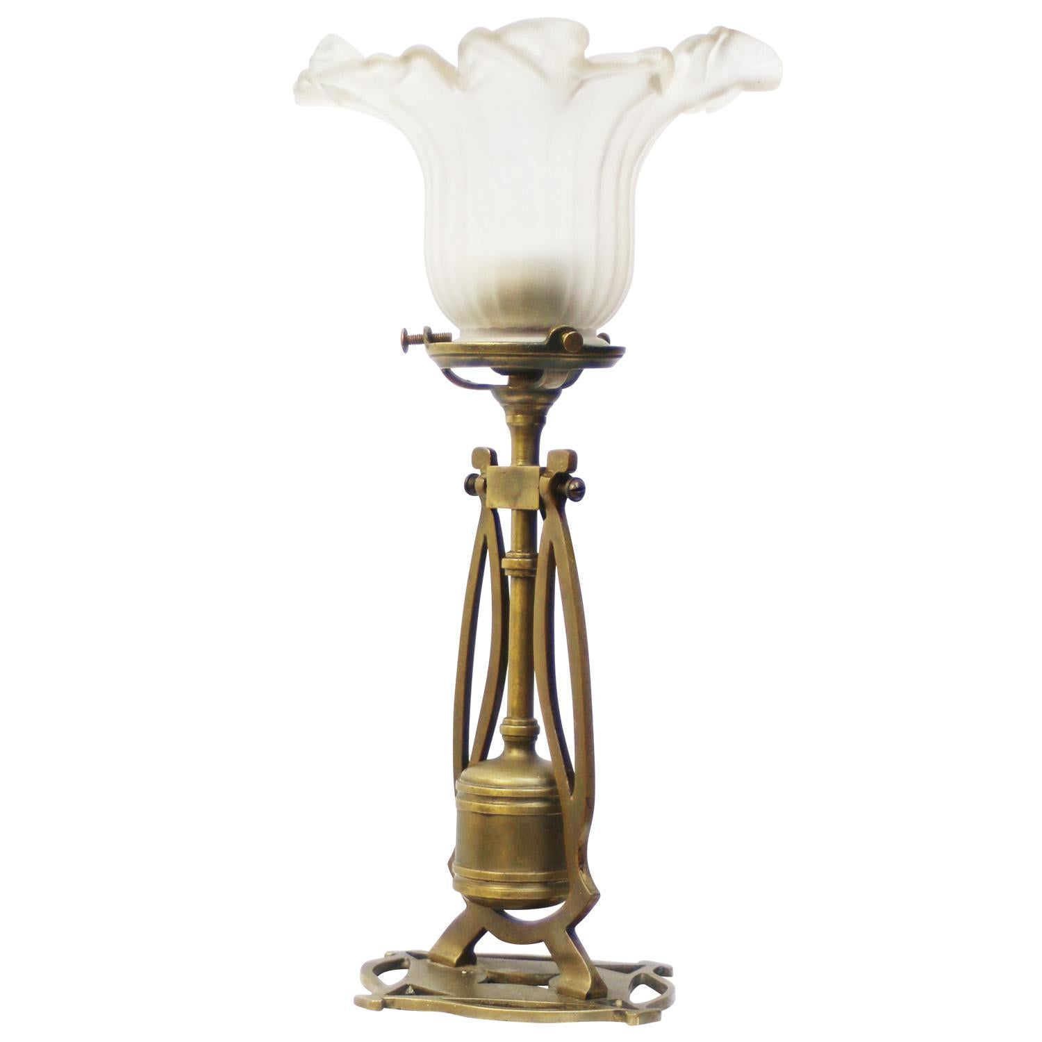 Lámpara de sobremesa Art Decó Barco de latón con pantalla de cristal esmerilado. ca. 1920

La lámpara se estabiliza verticalmente mediante una bisagra y un peso inferior.

Flexo de algodón negro de 2,5 metros con enchufe e interruptor

Disponible