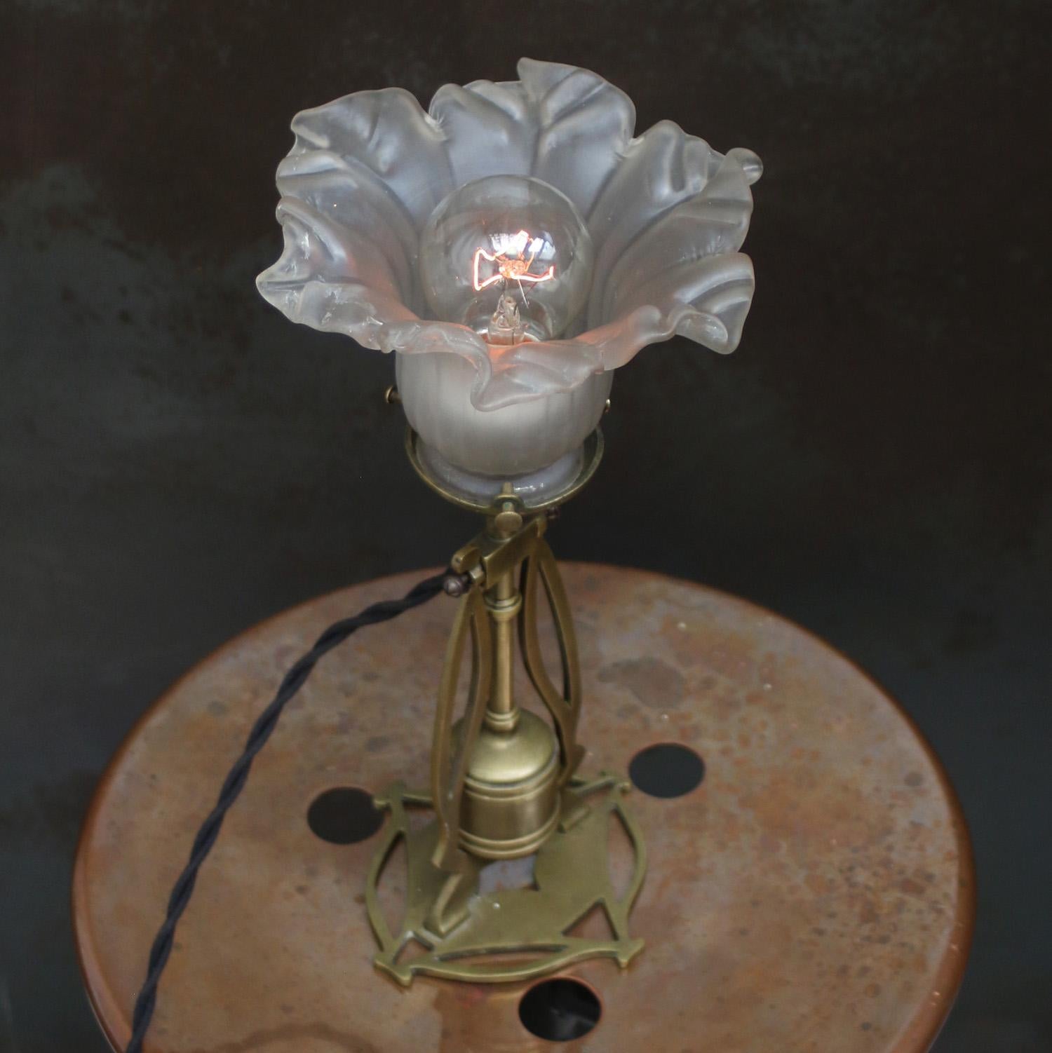 Lámpara de sobremesa Art Decó de latón y cristal de los años 20 siglo XX en venta