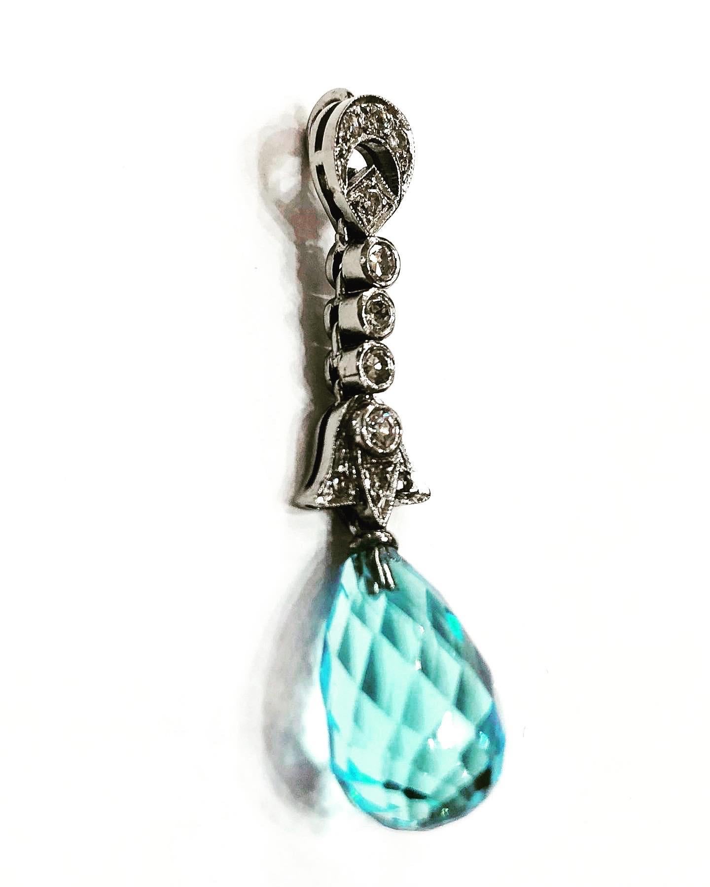 Stylish 1920's Art Deco Briolette London Blue Topaz, Diamonds articulate Platinum Pendant.
Old European Diamond cut and briolette cut topaz.
Total approximate weight of the diamonds: 0.32 carat.
Lenght: 4.3 cm.
Weight of the pendant is 3.98