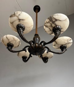 Lustre Art Déco en bronze des années 1920 avec grands abat-jour en albâtre et bras sculpturaux