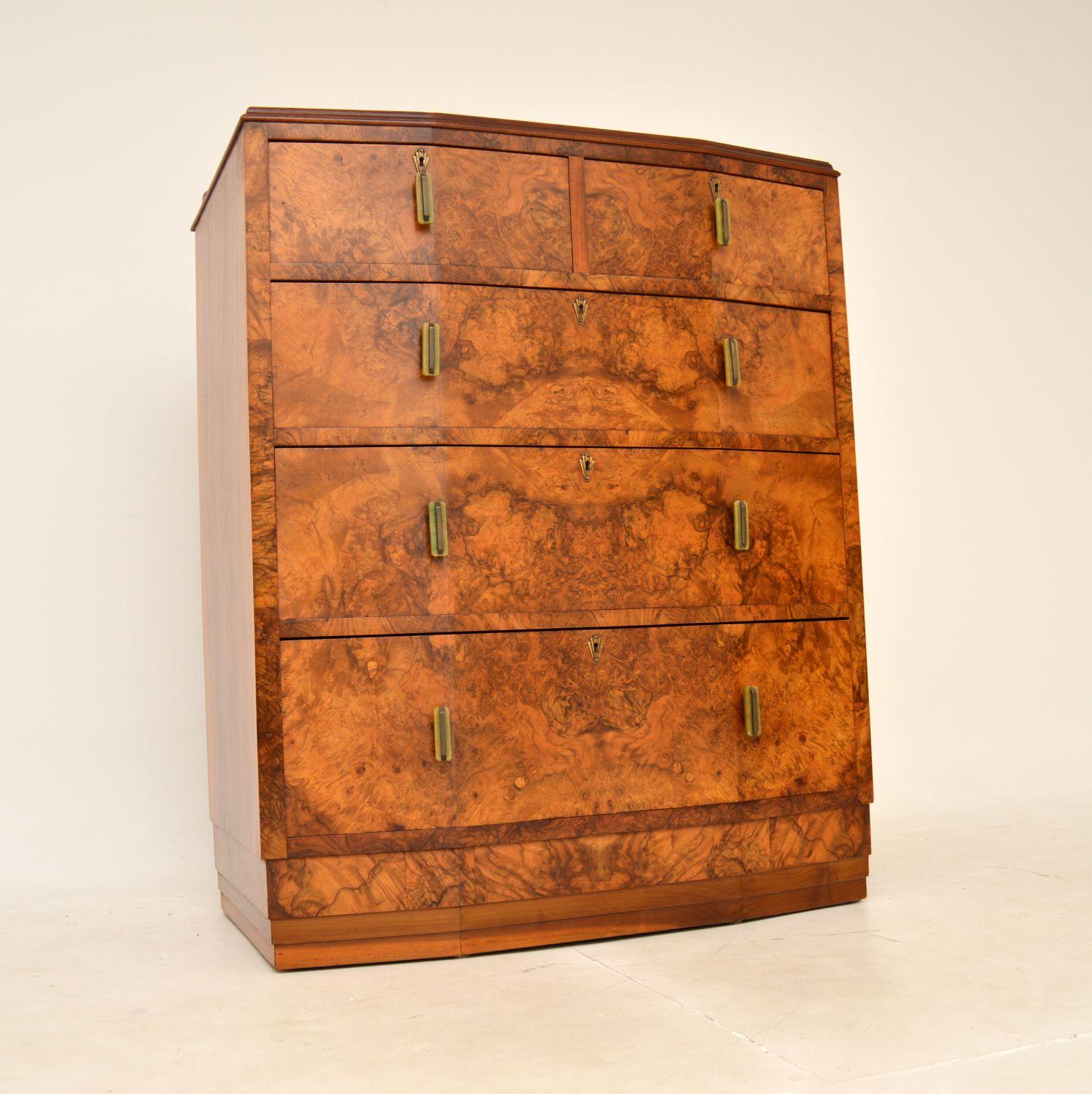 A stunning original Art Deco period chest of drawers of the highest order. This was made in England, it dates from the 1920-1930s.

The quality is phenomenal, this is extremely well made with a beautiful design. The walnut grain patterns are
