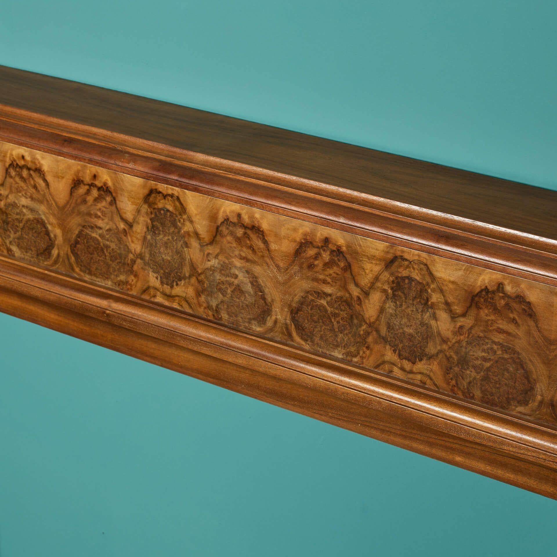 1920er Art Deco Kaminsims aus Wurzelnussholz (Furnier) im Angebot