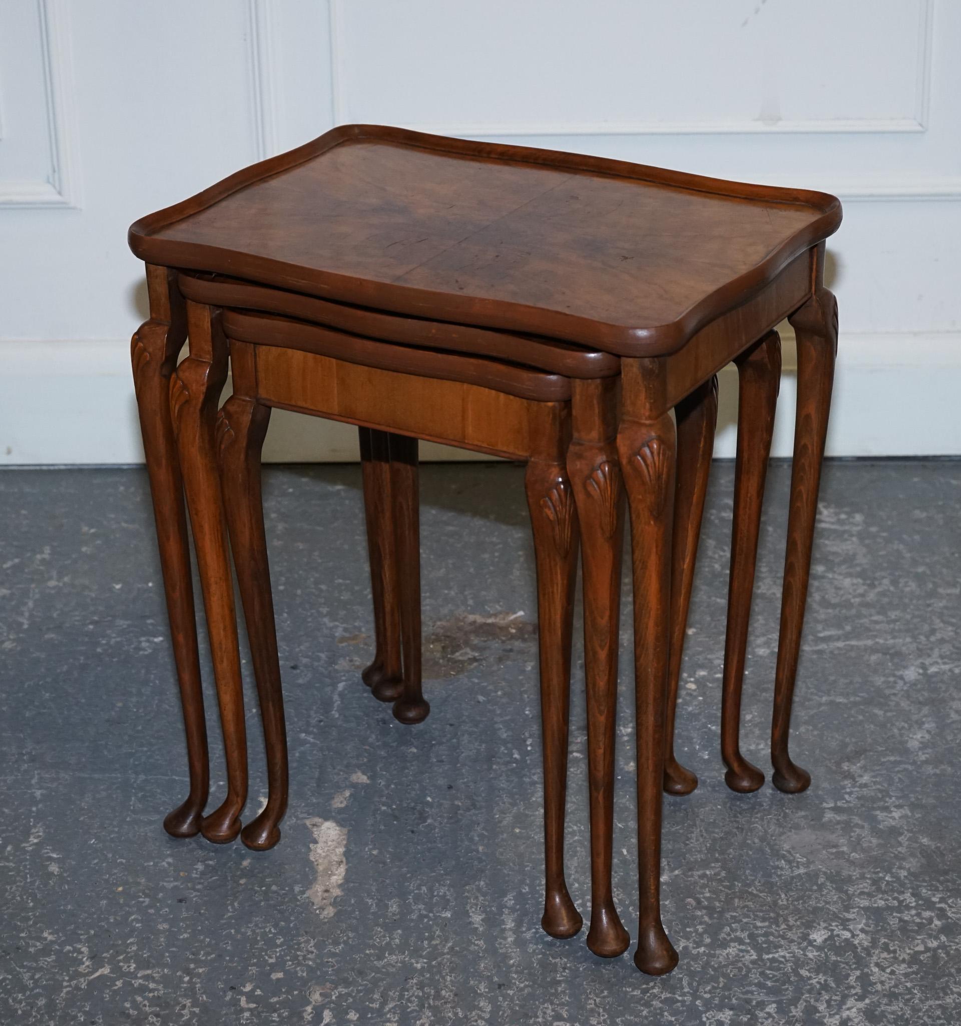 Antiquariato di Londra



Siamo lieti di offrire in vendita questo splendido nido di tre tavoli in radica di noce Art Deco del 1920.

 Un esempio lampante dell'audace estetica del design dell'epoca, che combina materiali lussuosi e forme eleganti.